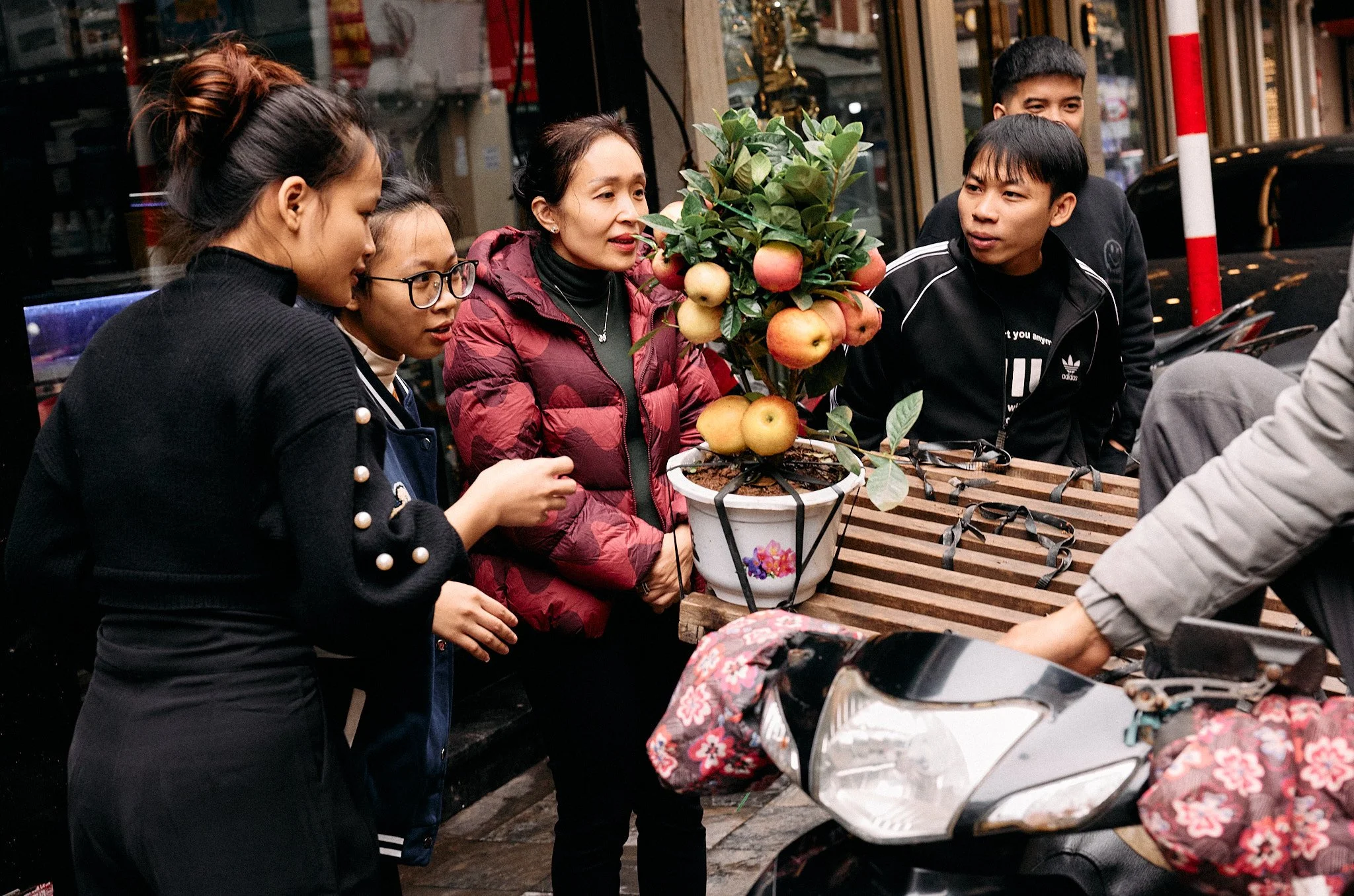 Street Photography | Apple of My Eye | Hanoi, Vietnam