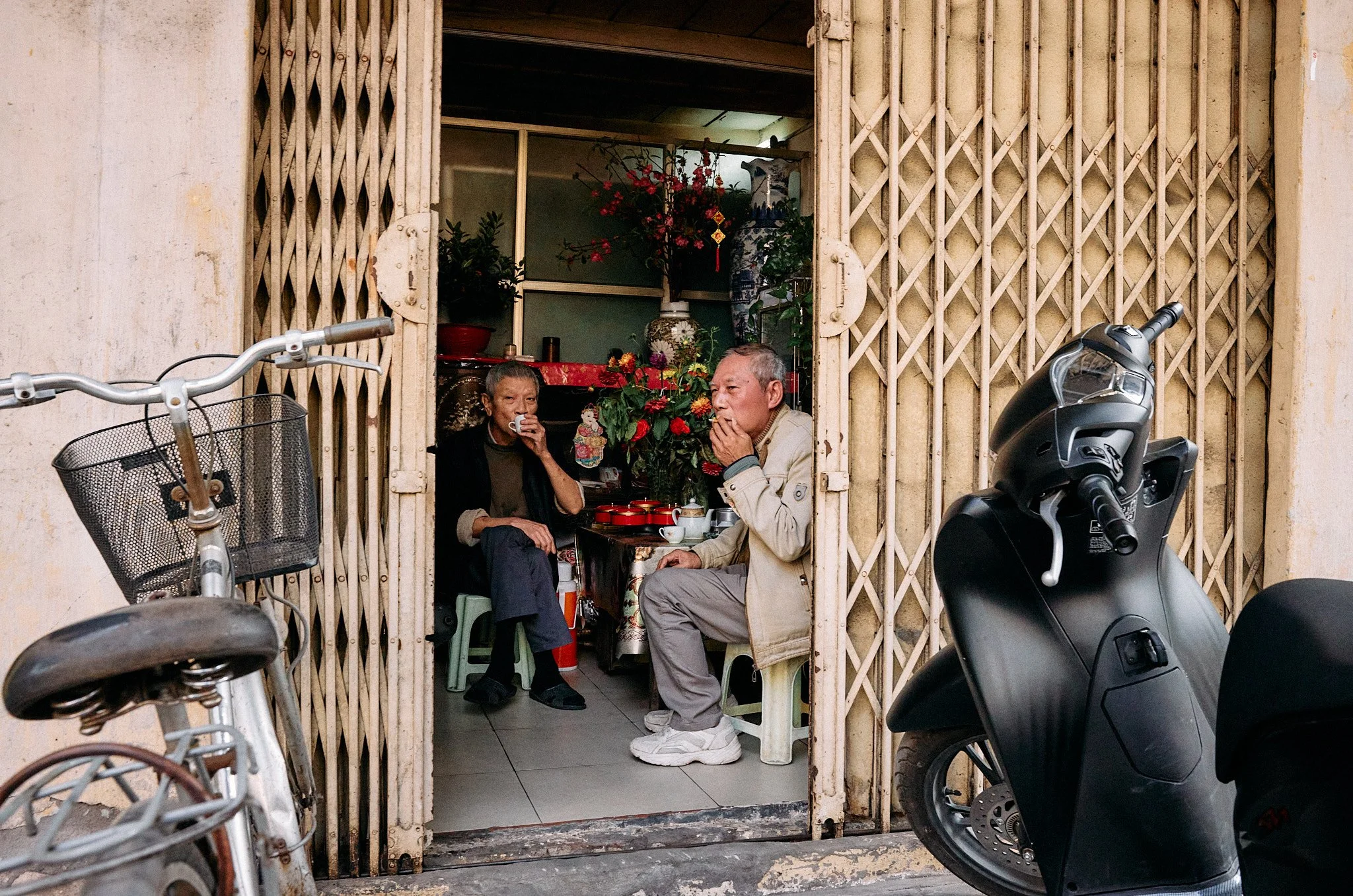 Street Photography | Tea and Cigarettes | Hanoi, Vietnam