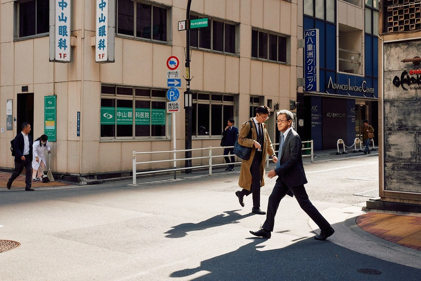 Morning commutes in Tokyo

#streetphotography 2024