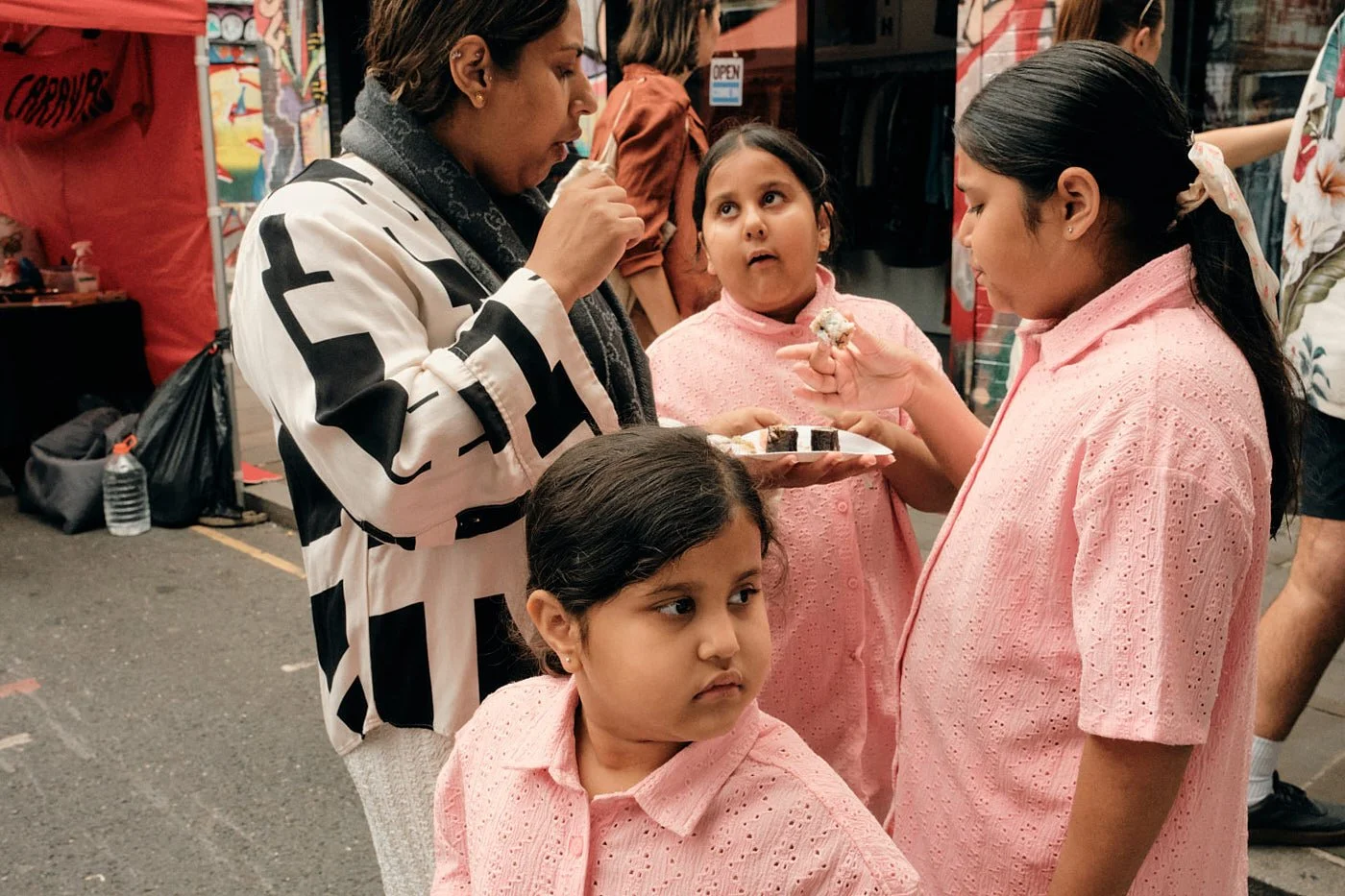 Street Photography | Shoreditch Family in Pink | London, UK