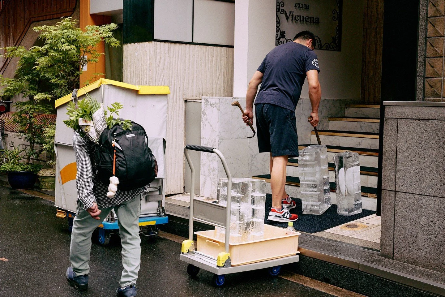 Working scenes in Tokyo and Seoul

#streetphotography 2024