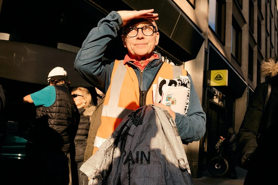 The rare December sun in London

#streetphotography 2025