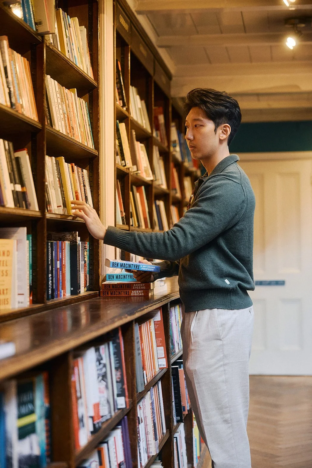 Dating Photographer London | Bookstore Browsing