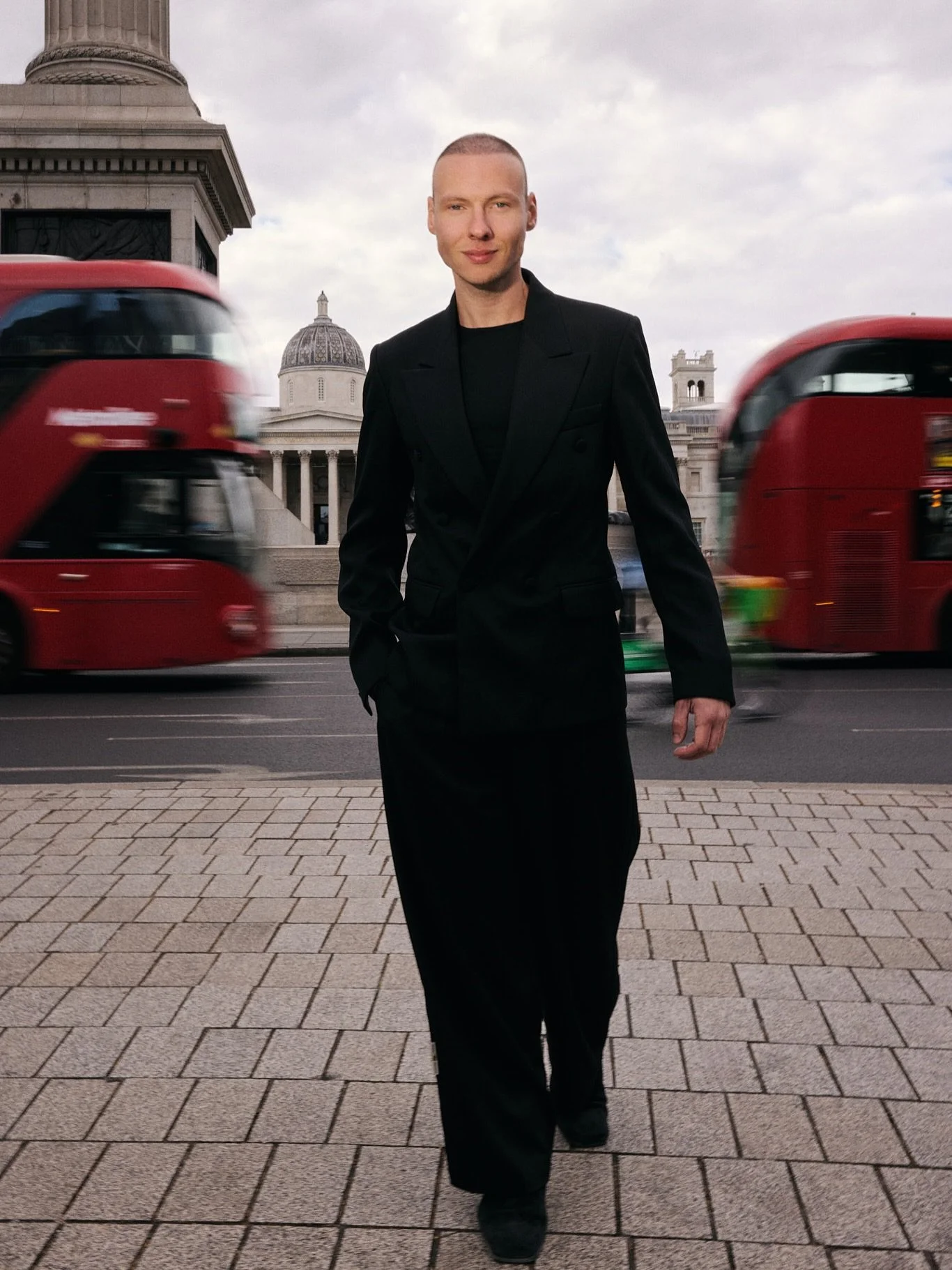 Bernard Garby in London for ELLE Lithuania&rsquo;s No. 25 print issue

@bernardgarby @ellelithuania 

Stylist @layladesjardins
Styling assistant @teagan.griffiths
Lighting assistant @alliecaseyphoto

#ellelithuania #streetstyle #fashionphotography #l