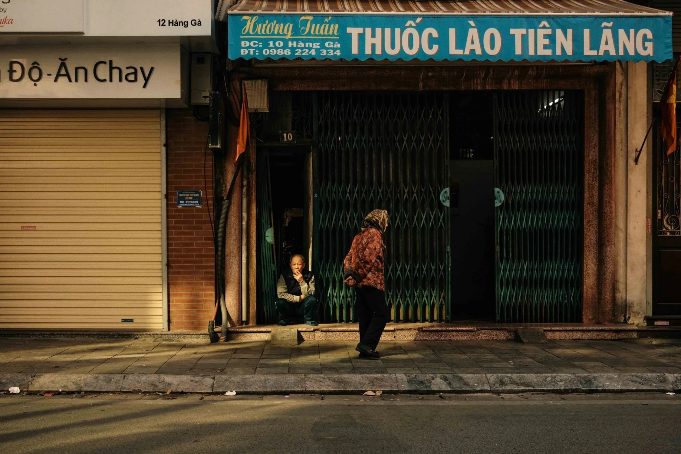 Street Photography | Store Owners in Evening Light | Hanoi, Vietnam