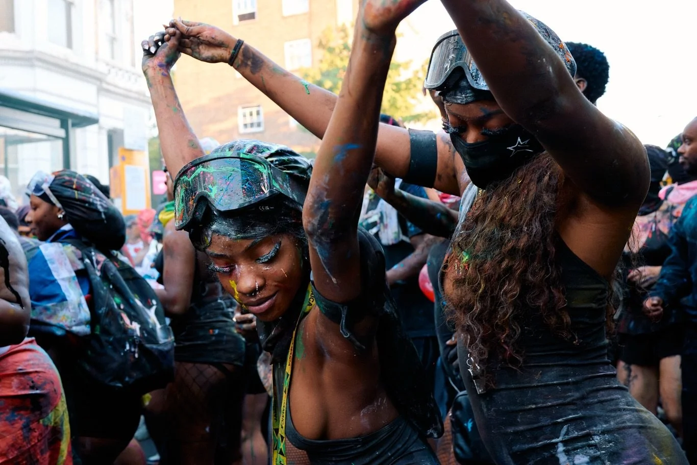 6:00am and paint in places there shouldn&rsquo;t be paint

J&rsquo;ouvert at Notting Hill Carnival&rsquo;s 60th anniversary

#streetphotography #londonstreetphotography #nottinghillcarnival #shotoncanon @nhcarnivalldn