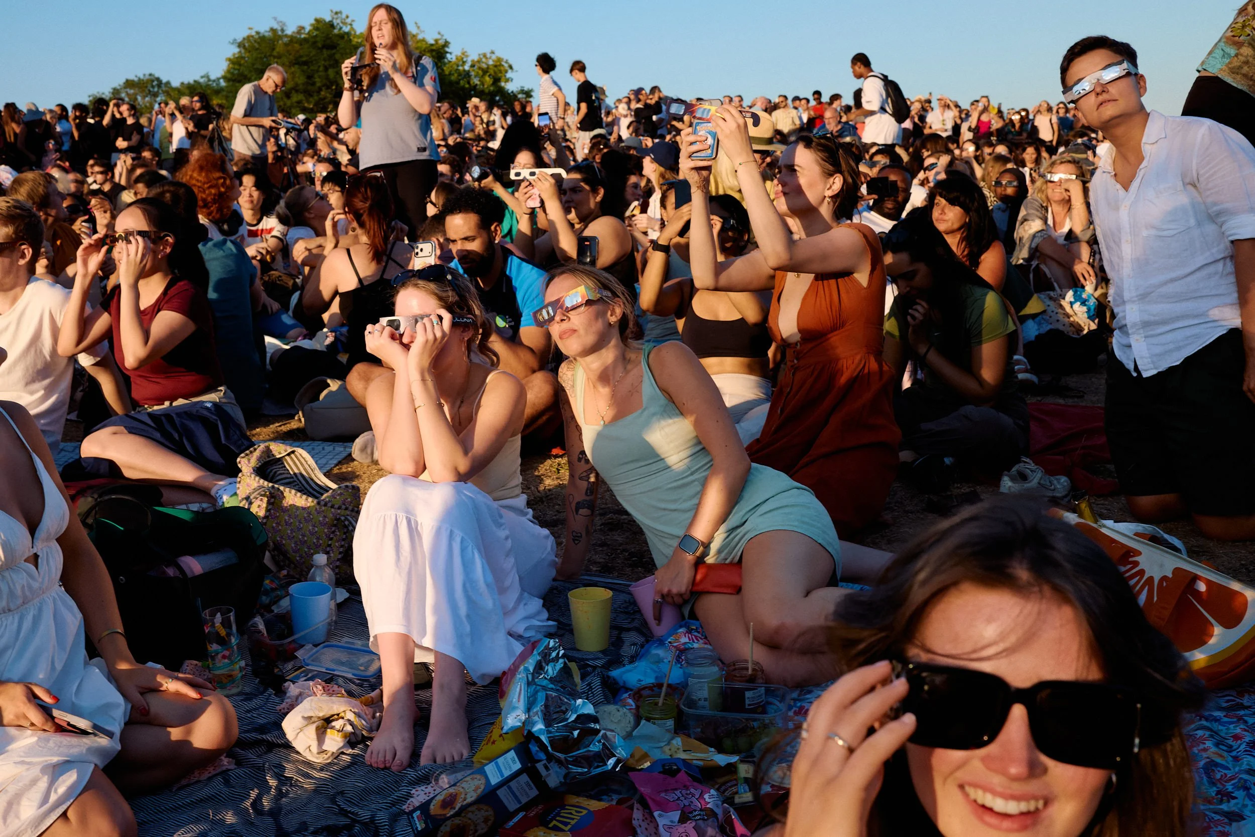 Primrose Hill Eclipse | The Crowd Settles In