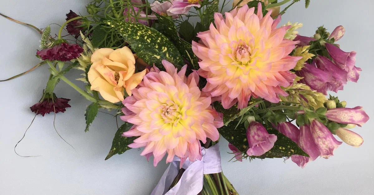 Video: Late Summer Bridesmaid Bouquet