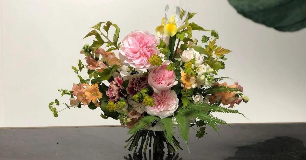 Video: How to Use a Floral Pillow to Create a Bouquet