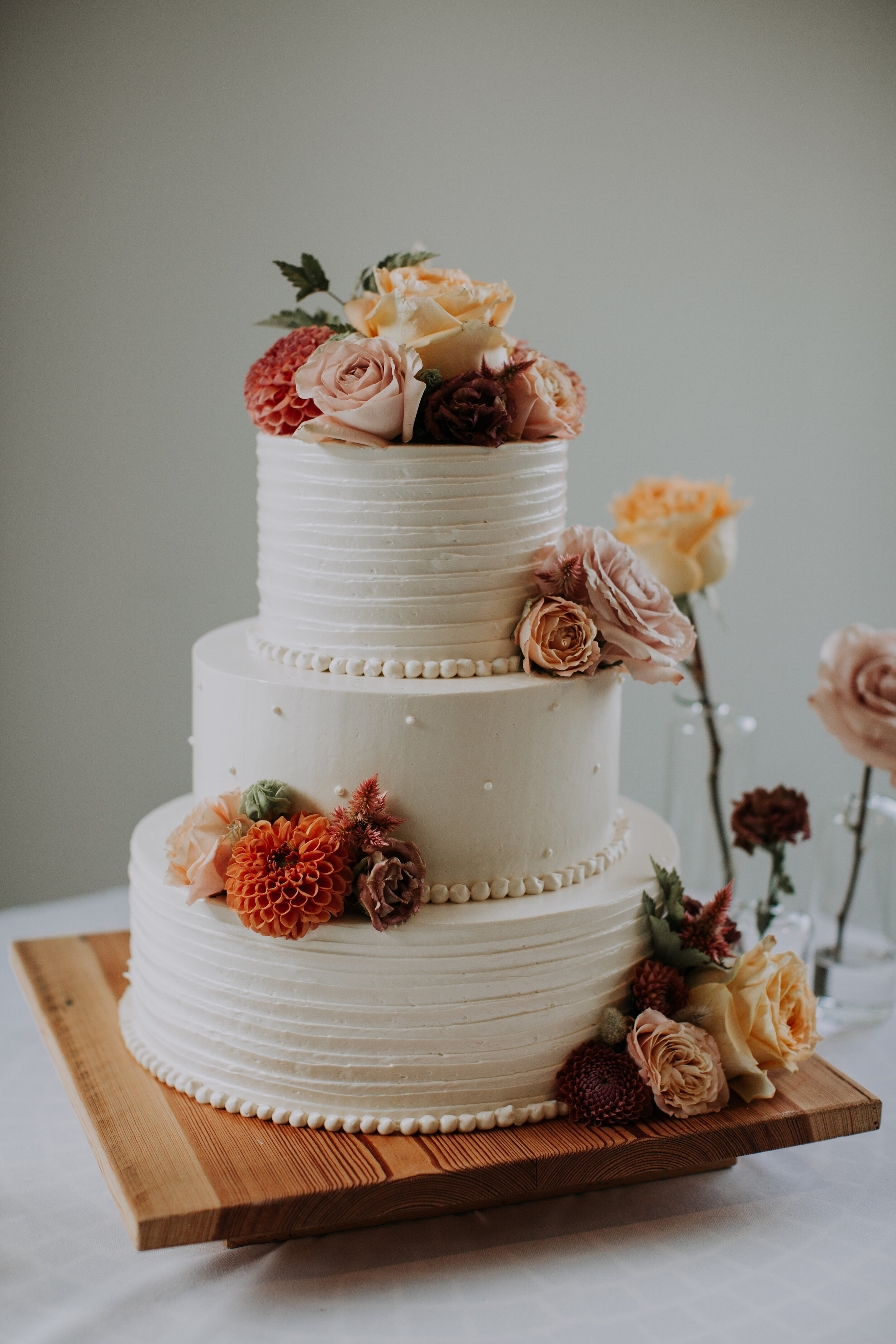 5 Beautiful Ways to Decorate Wedding Cakes with Flowers