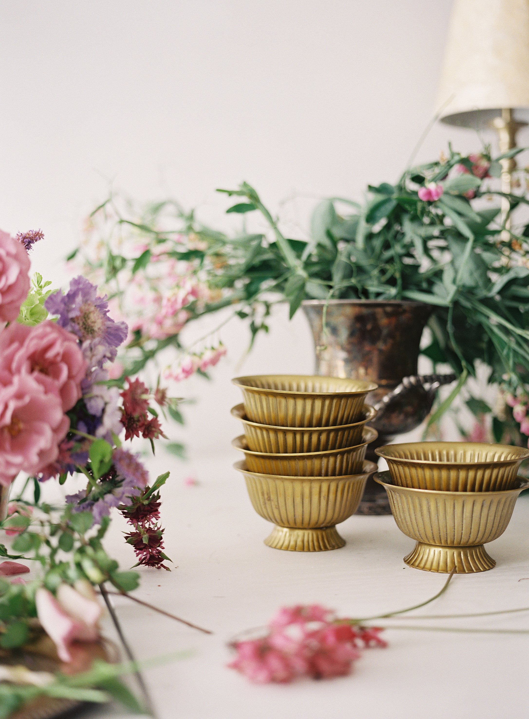 Chicken wire to hold flower stems in place  Beautiful flower arrangements, Flower  arrangements, Floral foam