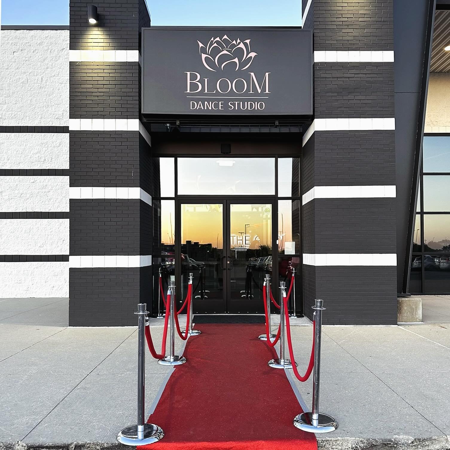 Ready to walk the red carpet? 🍿 Join us today for Bloom at the Movies Oakview spring recital show! Some performances are sold out&hellip; Grab your tickets at the door! 🎟️ 

See showtimes at danceatbloom.com.