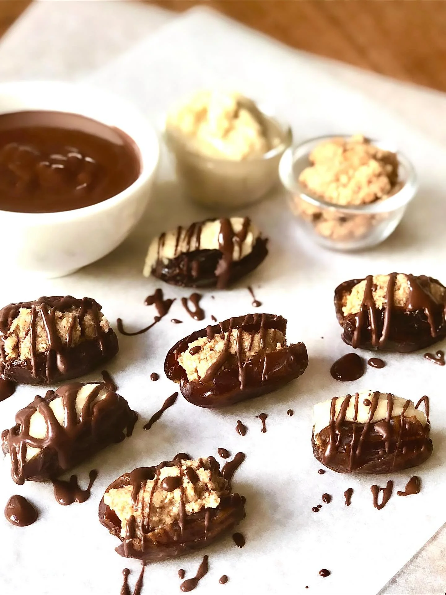 Who doesn&rsquo;t want a yummy dark 🍫, caramelly date stuffed with creamy nut butter?

Any nut butter works:

✅ macadamia but butter
✅ almond nut butter 
✅ walnut butter
✅ coconut butter
✅ pecan nut butter
✅ peanut butter 

And then stuff cold, pitt