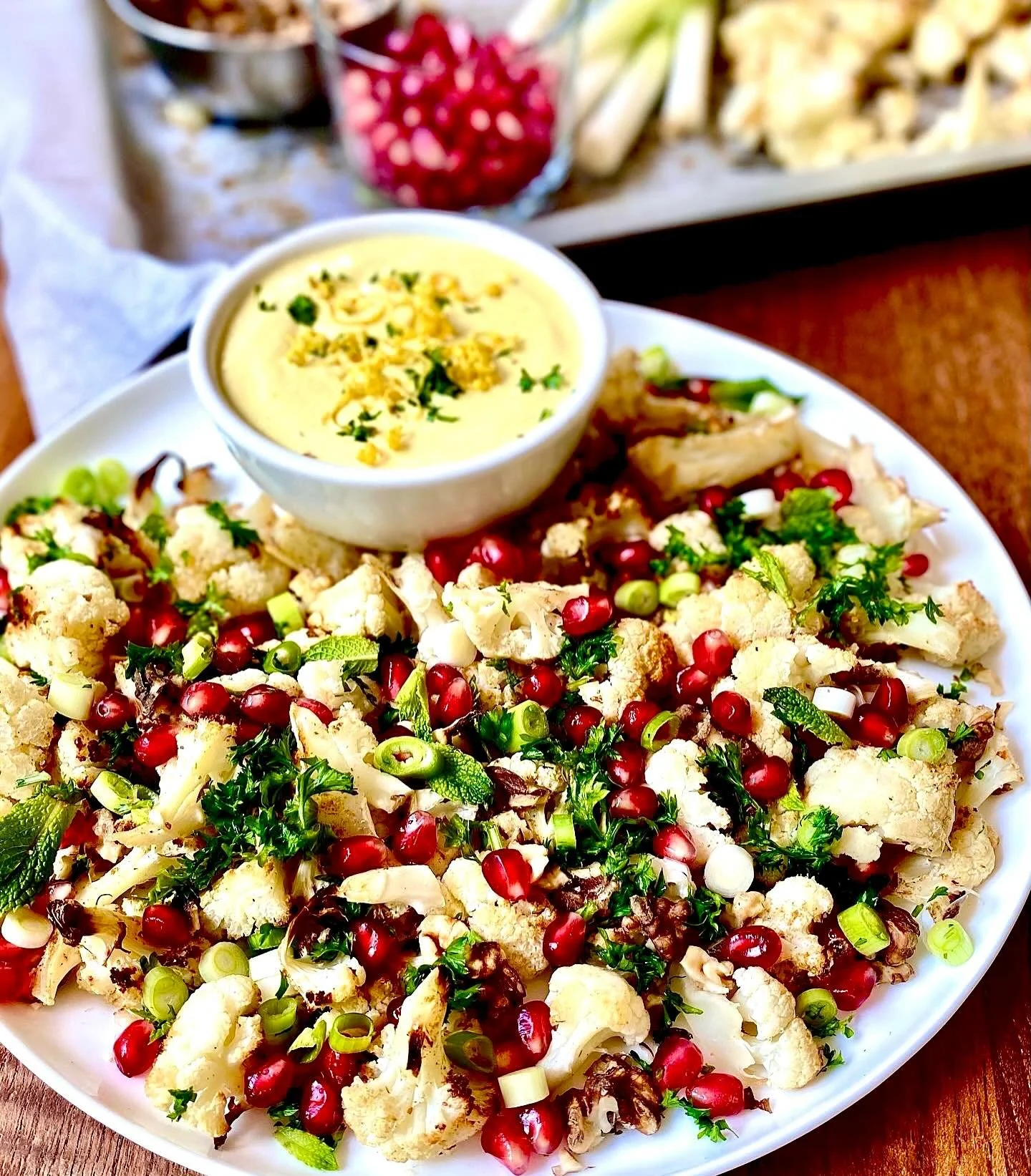 A memory meal!

Baked cauliflower drizzled with creamy and garlicky and lemony 🍋 tahini sauce topped with fresh coriander/cilantro and ruby red pomegranate arils!

Here&rsquo;s the method:

✅ Preheat the oven to 180C / 350F

✅ Choose a firm cauliflo