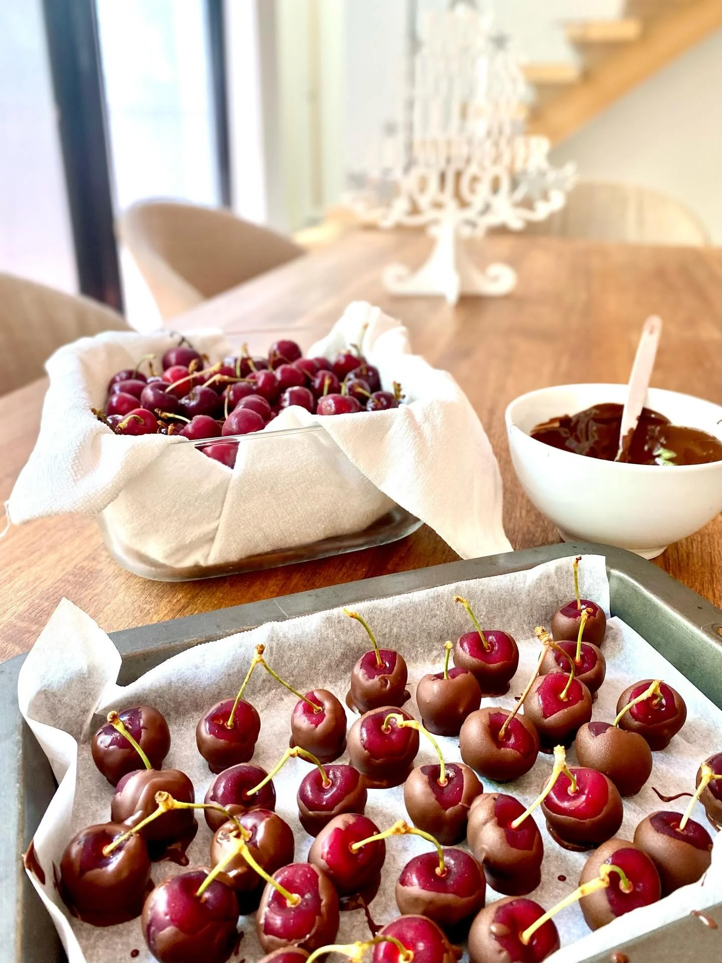 Christmas in Australia means &hellip; a trip down memory lane and &hellip;

Sunny skies and warm weather and &hellip;

Perfectly ripe and luscious 🥭 with crisp cherries 🍒 = gorgeous mango and macadamia smoothies with 🍒 

Gorgeous fresh salads and 