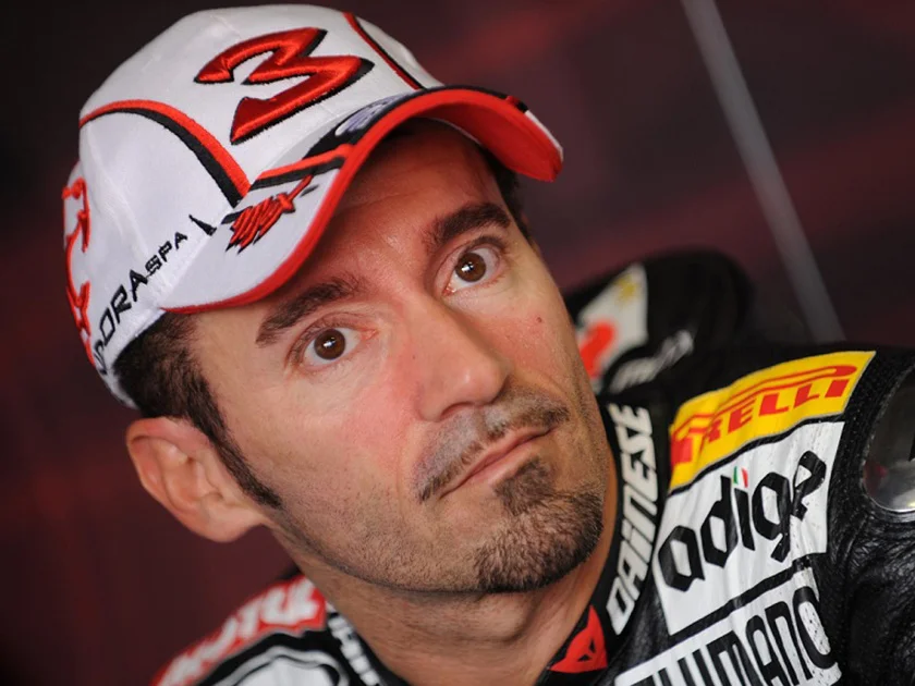 Max Biaggi Finalmente dopo un lungo periodo di rinvii per attività agonistiche, ho deciso di operarmi al ginocchio dal luminare Prof. Mariani!! Come vedete sto una "favola" e vi penso... Ringrazio l'equipe del Prof. E tutti gli infermieri che mi accudiscono. In cura presso: Top Physio Roma Balduina