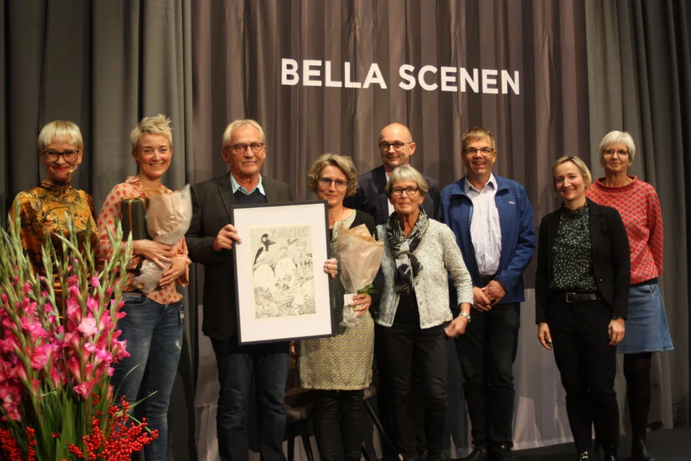 De Heslige Slønglers Klub på Bella Scenen. Foto lånt fra Ibbys hjemmeside: http://www.ibby.dk/klods-hans-prisen-2018-di-heslige-sloenglers-klup/20181027-di-haeslige-sloenglers-klup-modtager-klods-hans-prisen-2018-32/