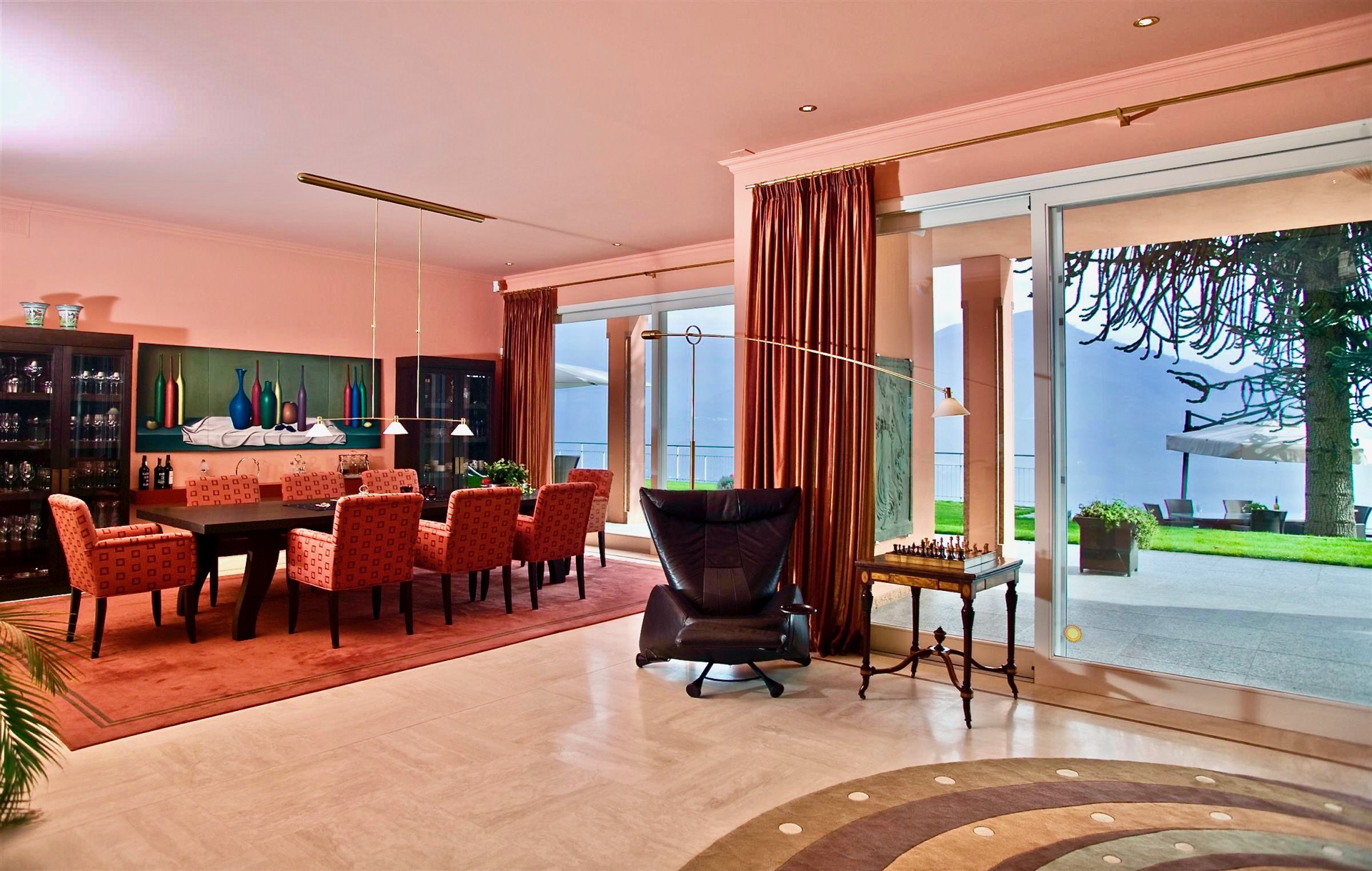Grosses Wohnzimmer mit direktem Zugang zur Terrasse und Blick auf den Lago Maggiore