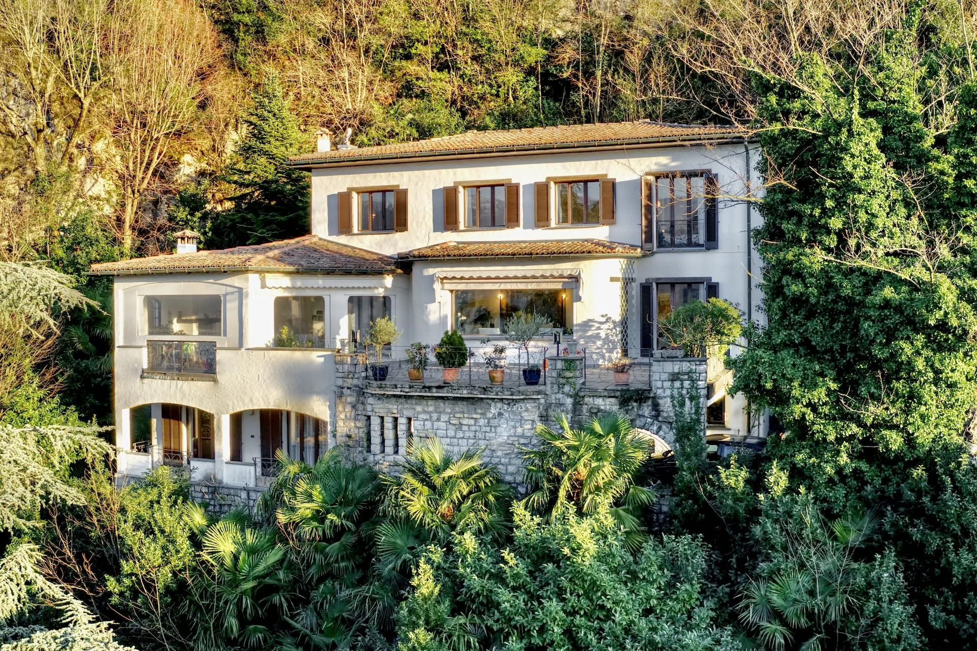 Un paradiso italiano situato al confine con la Svizzera - Villa signorile immersa nel verde con vista sul lago