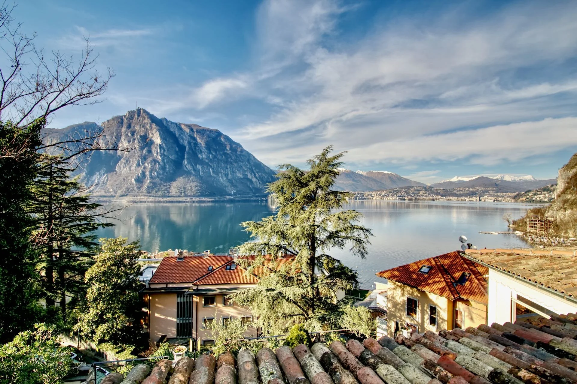 Ein italienisches Paradies, das an die Schweiz grenzt - Herrschaftliche Villa im Grünen mit Seeblick