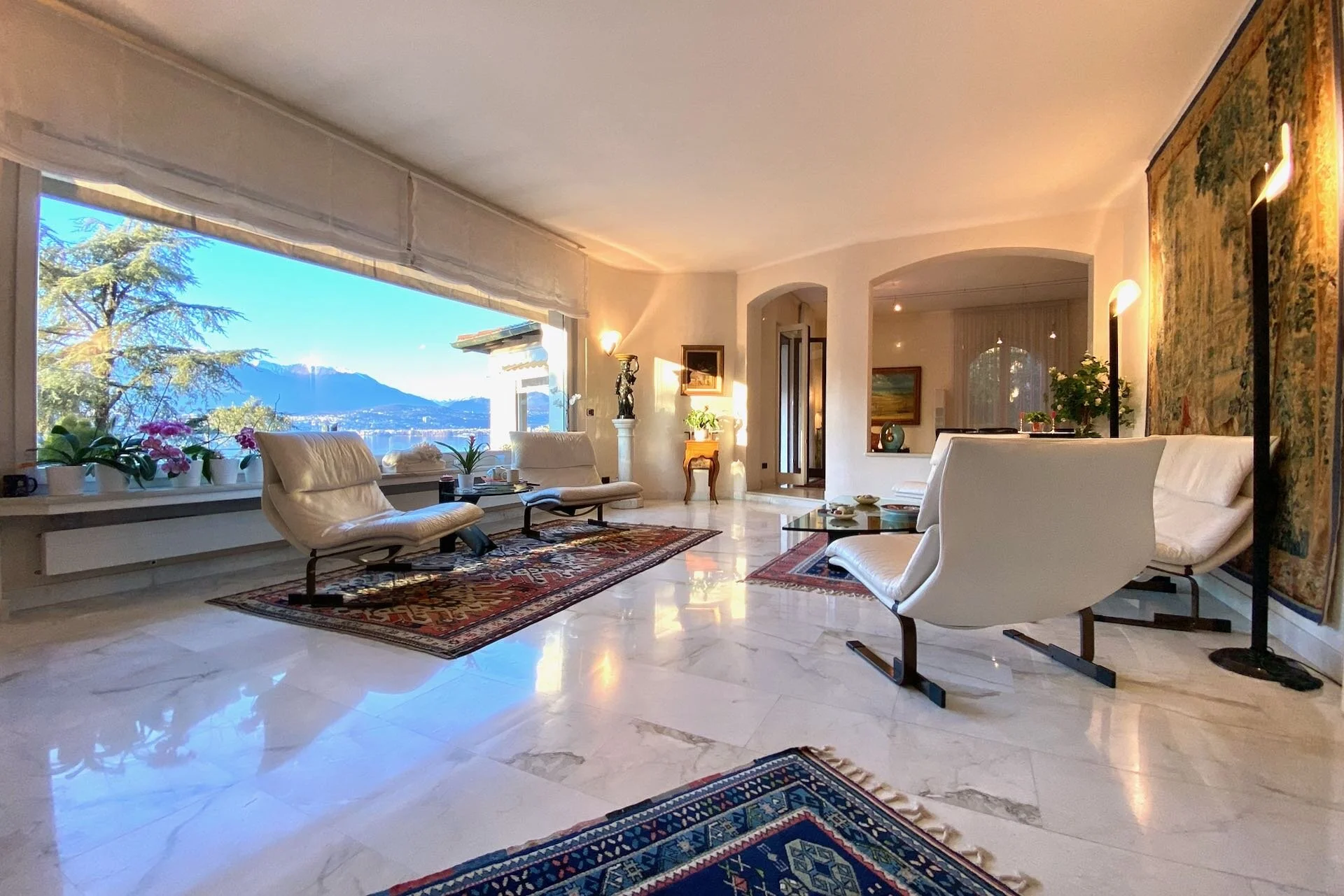 An Italian paradise located by the Swiss border - Majestic villa immersed in the greenery with a lake view