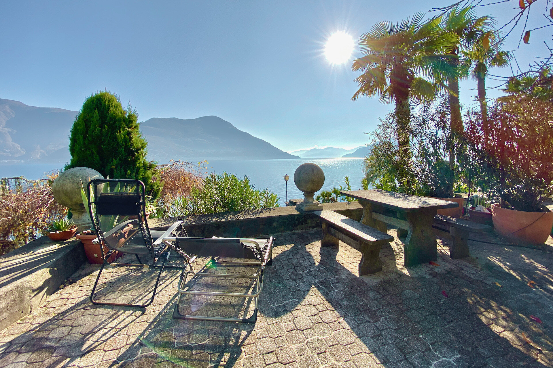 Pied-à-terre in a stylish palazzo with gorgeous lake views - 1-bedroom apartment directly on Lake Maggiore on the Brissago lake promenade