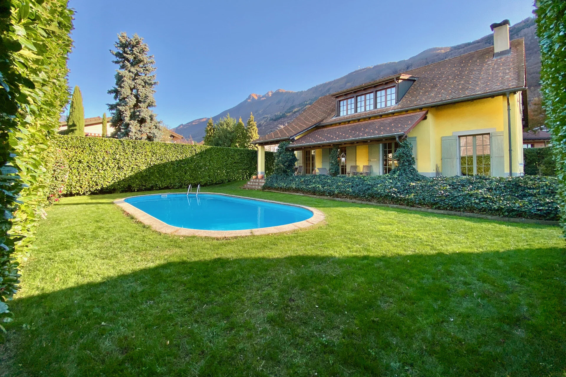 Una posizione strategica con molta privacy!  Carismatica villa a Sant'Antonino, dotata di un giardino curato con una bellissima piscina