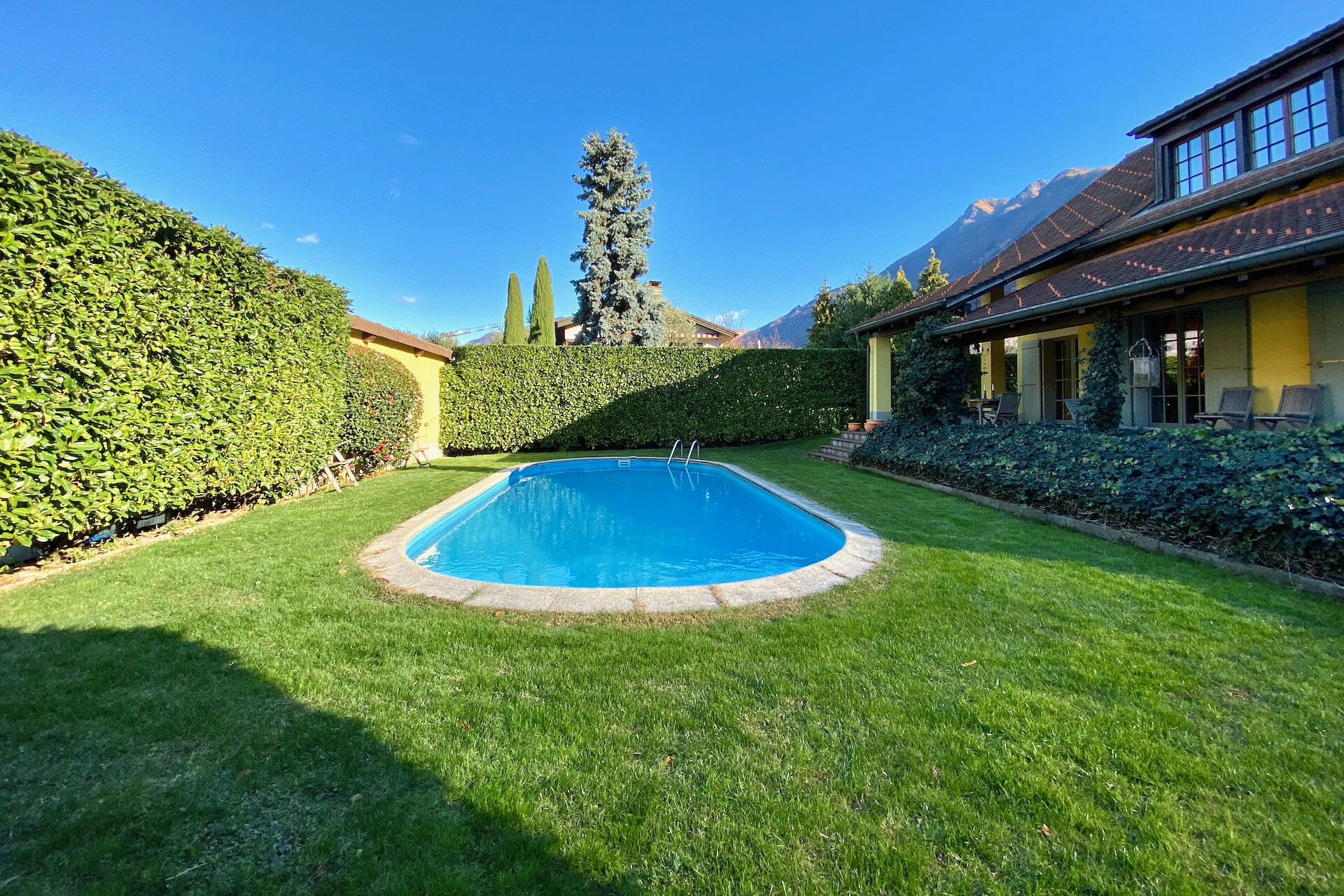 In strategic location with much privacy! Charismatic villa in Sant’ Antonino with a well-kept garden and beautiful pool