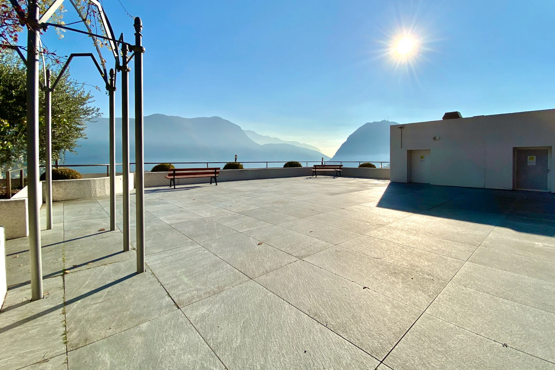 Nur wenige Minuten vom Zentrum von Lugano entfernt wohnen - Elegantes Duplex-Penthouse inmitten im Grünen
