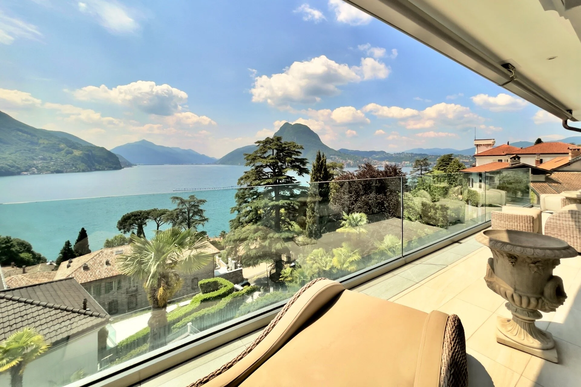 Sehr luxuriös, Seeblick & Swimming Pool - Neuwertiges 4.5-Zimmer-Penthouse inklusive antiker Möbel nahe Zentrum von Lugano