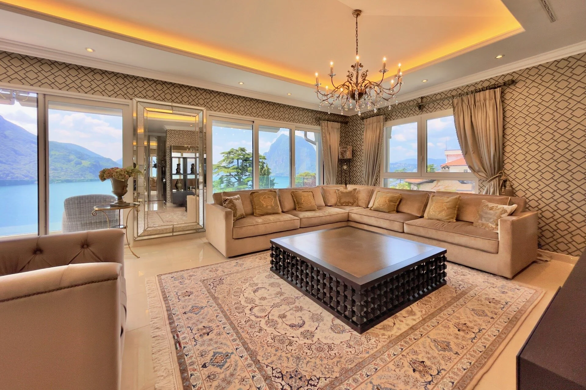 Very luxurious, lake view & swimming pool - New 4.5 room penthouse including antique furniture near the center of Lugano
