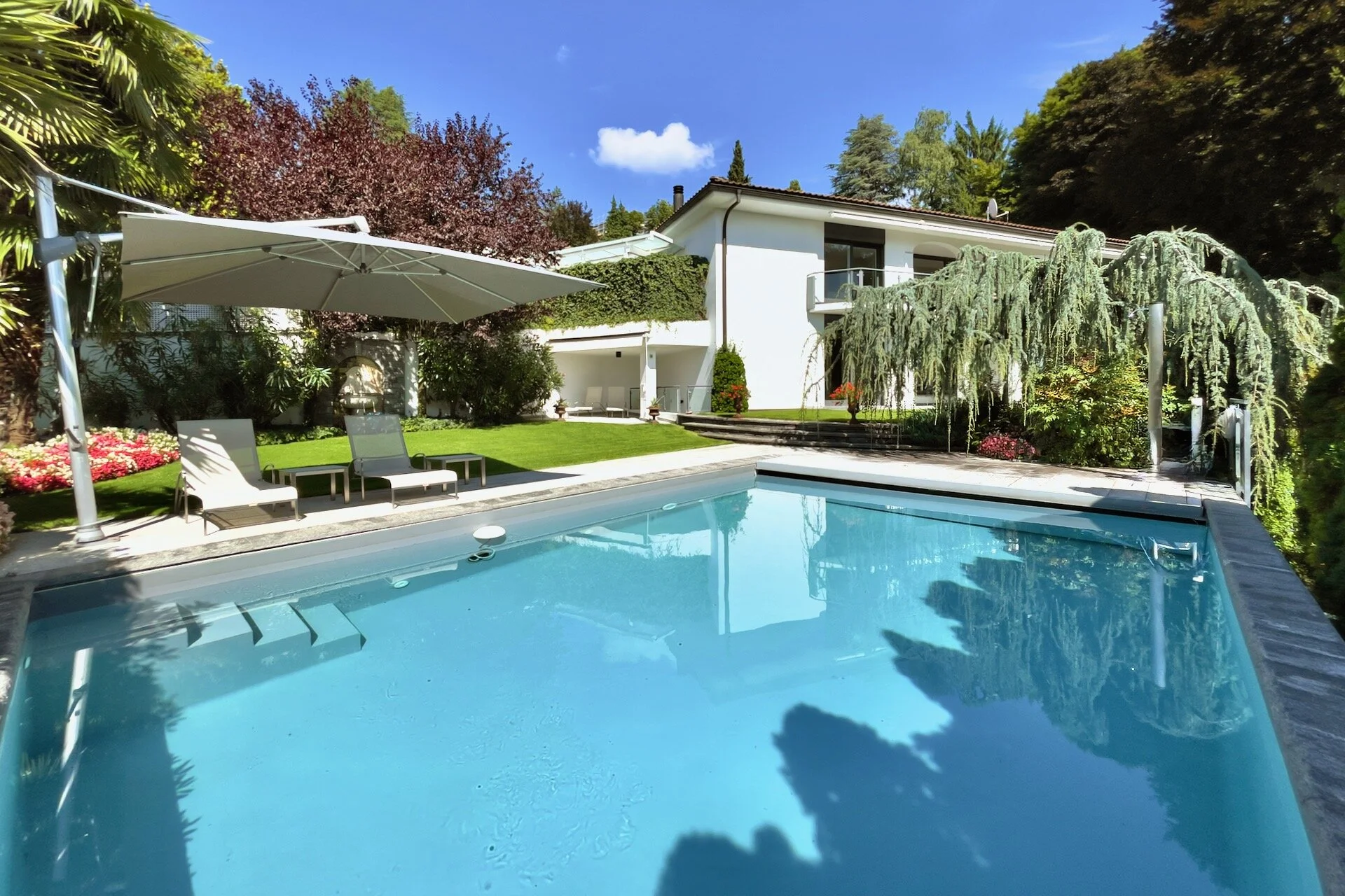 Elegance & privacy - Modern villa meticulous attention to every detail