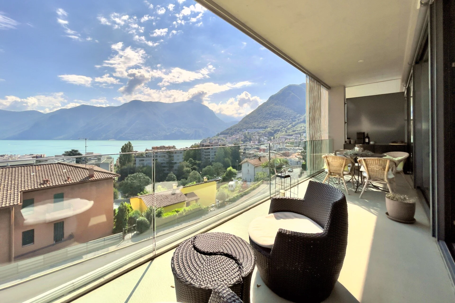 Exclusive, covered terrace & lake view - Nice & modern penthouse apartment in the city of Lugano