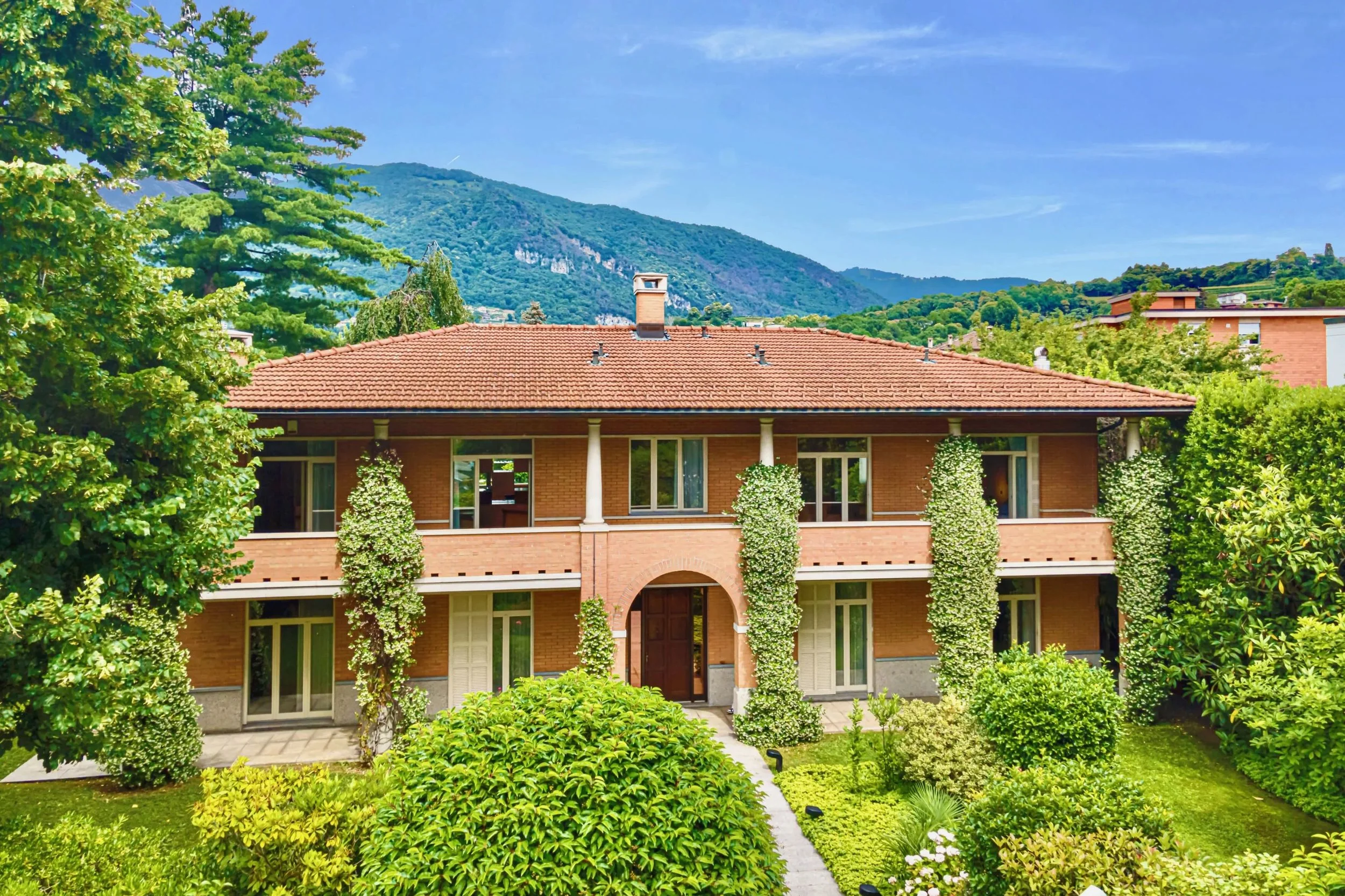 Im malerischen Mendrisio - Ein Familienparadies im Süd-Tessin - Grosszügiges Anwesen mit herrschaftlichem Flair, Garten & exklusivem Komfort in der Nähe aller Annehmlichkeiten