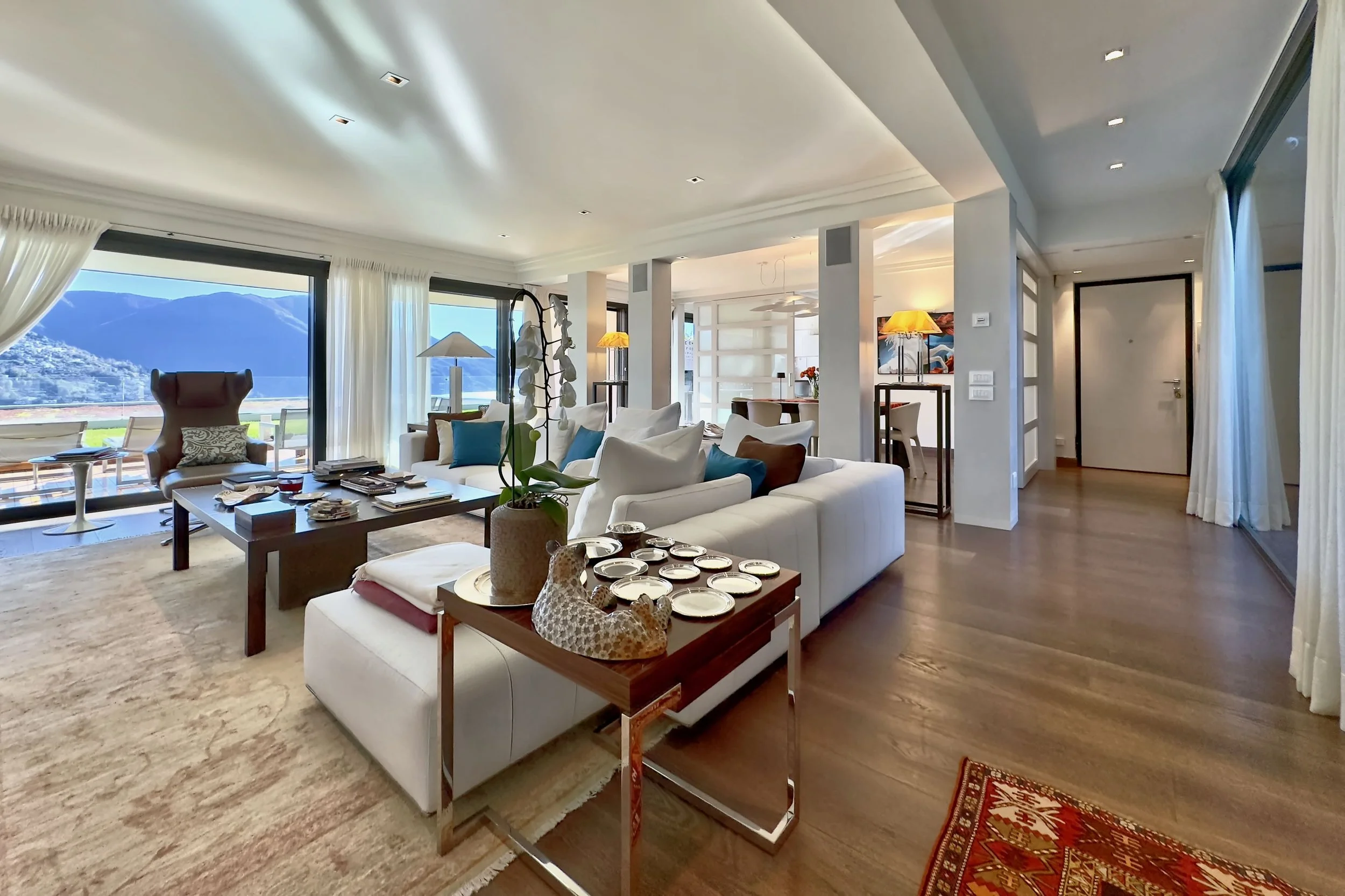 Wie eine Villa: Exklusivität, Komfort & die Schönheit der Natur - Exklusives Wohnen mit Seeblick, Garten & Wellness: Moderne 7.5-Zimmer-Duplex-Wohnung in Porza