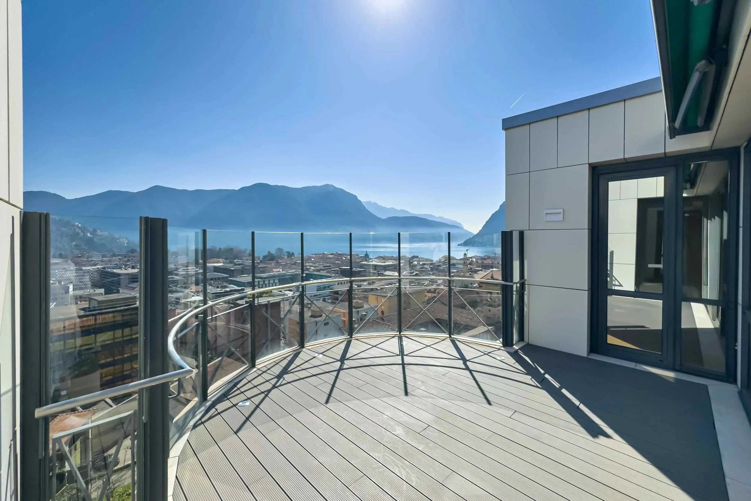 Stilvolles Penthouse über den Dächern von Lugano - Grosszügige, moderne Architektur, atemberaubende Seesicht & zentrale Lage