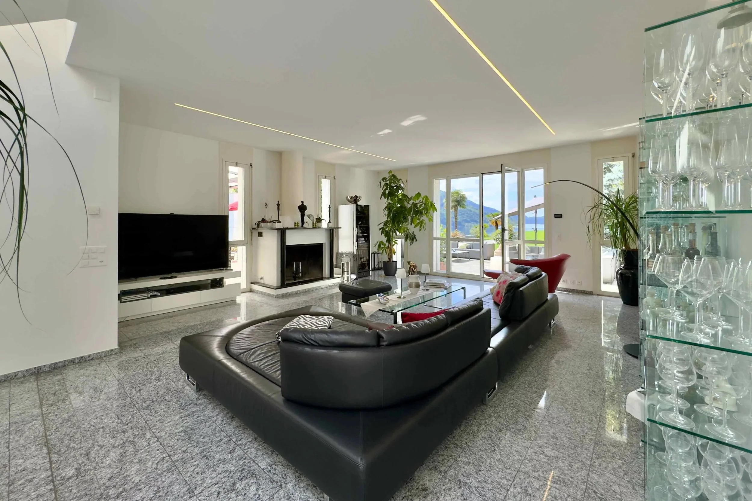 Un posto dove arrivare e restare - Villa di design esclusiva con piscina a sfioro e vista mozzafiato sul lago ad Agno