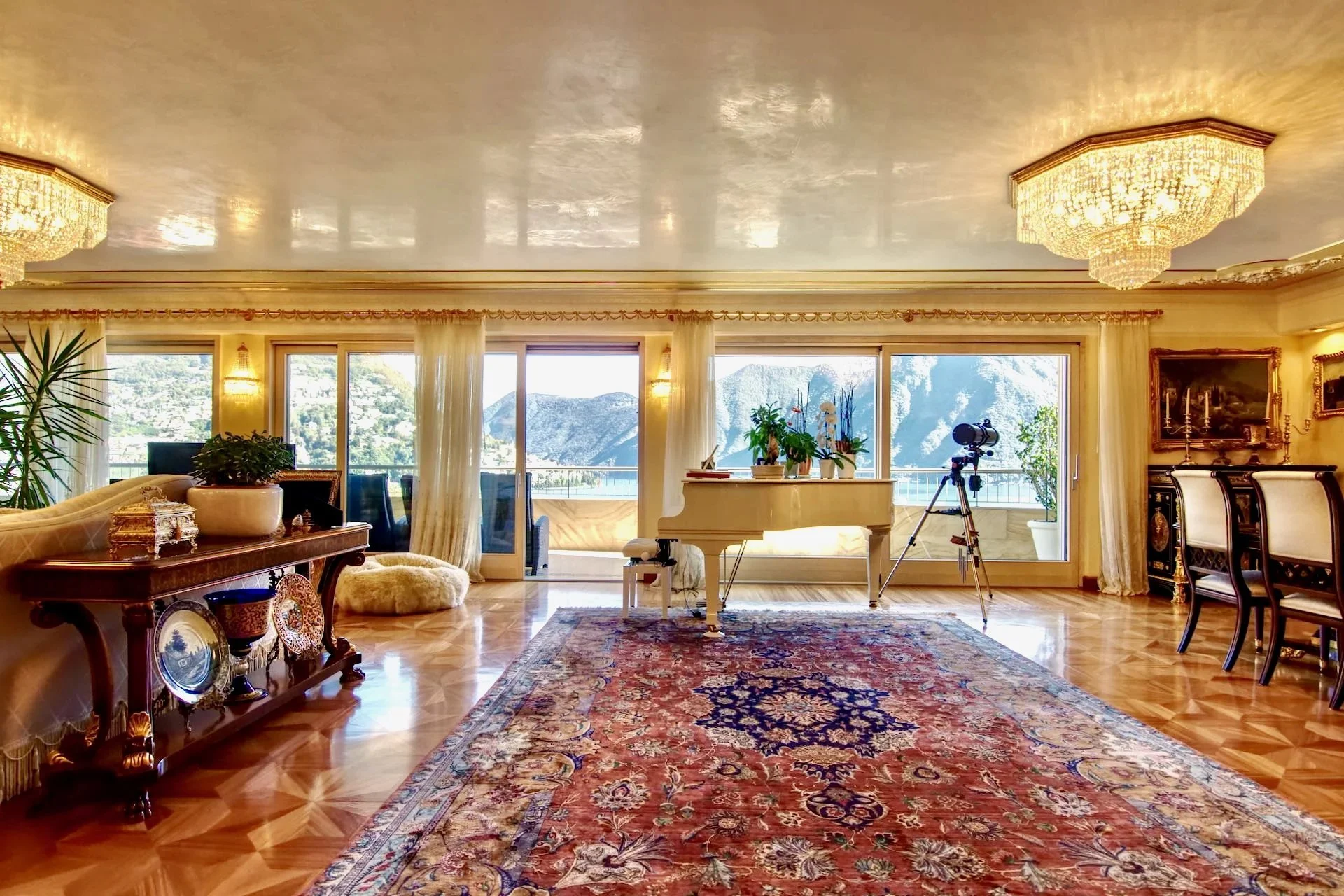 PREISVARIATION - Zeitlose Eleganz über dem Luganersee - Exklusive Residenz mit 180° Seeblick, grosszügiger Terrasse &amp; luxuriöser Ausstattung im Herzen von Lugano