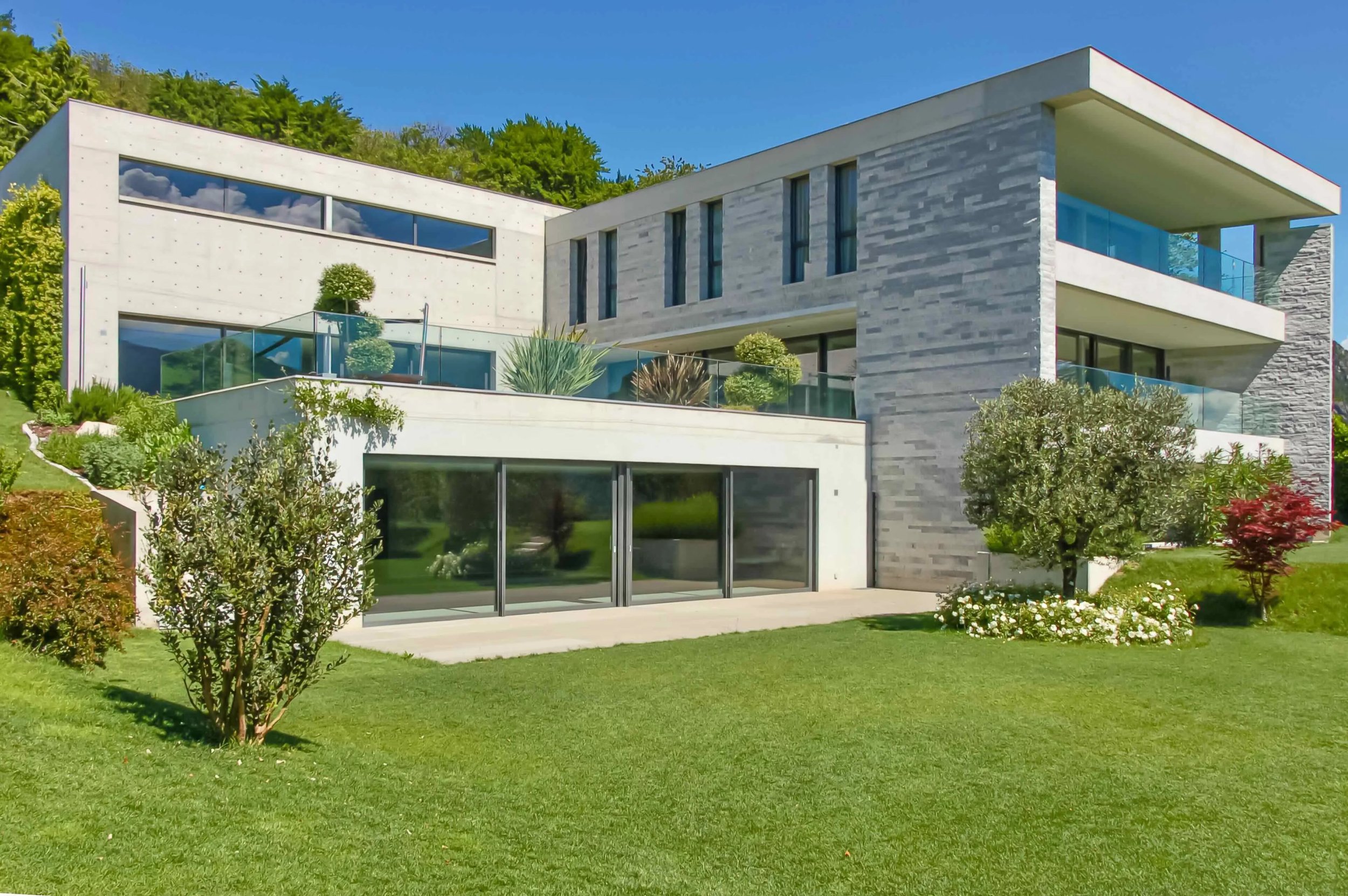 PREISVARIAZION - Exklusive Villa mit Panoramablick in Carona - Stilvolle Architektur, luxuriöse Ausstattung &amp; ein einzigartiges Wohngefühl