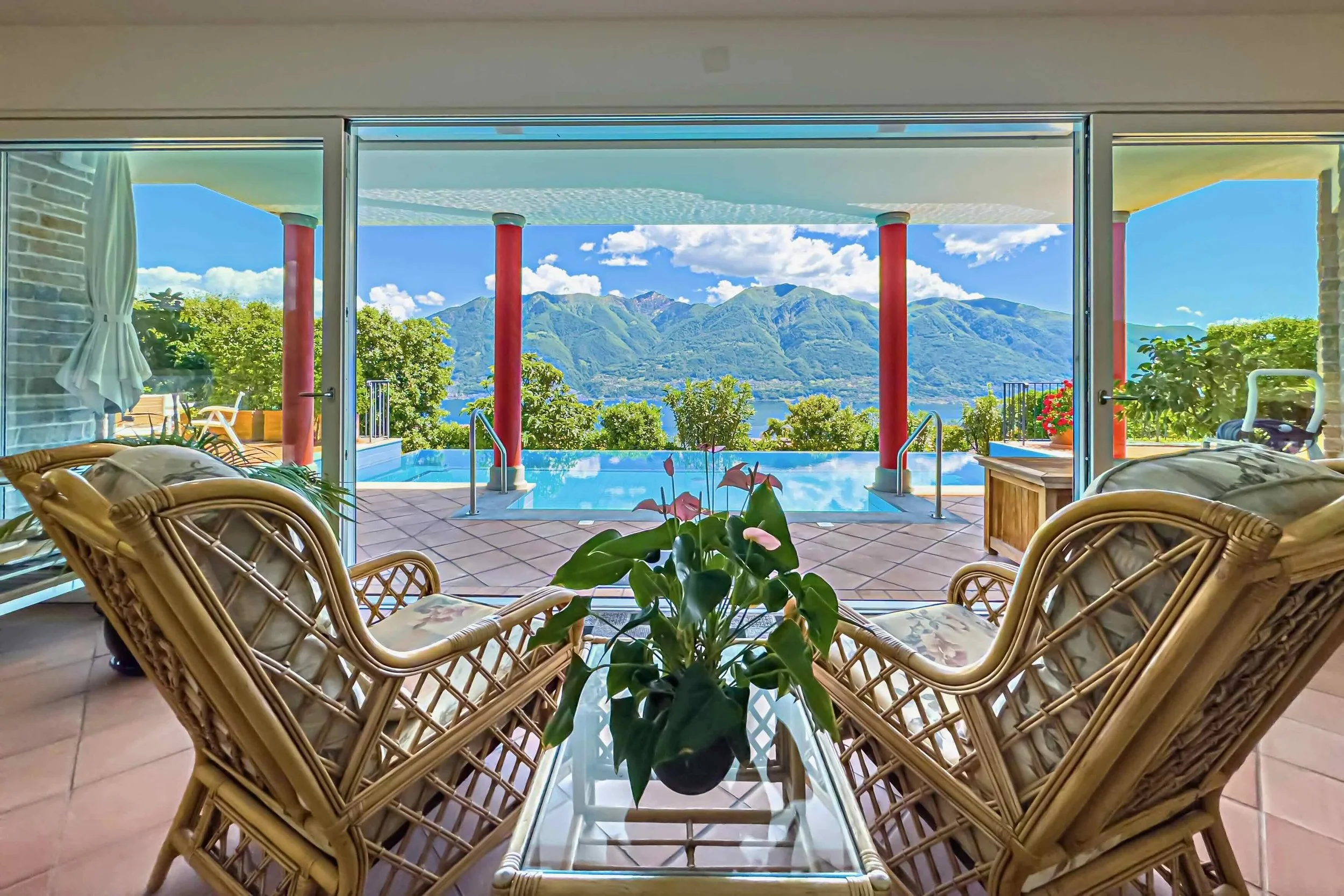 Esperienza abitativa unica ed esclusiva sopra il Lago Maggiore - Villa di design con vista panoramica, piscina e massima privacy nella posizione più ambita di Orselina