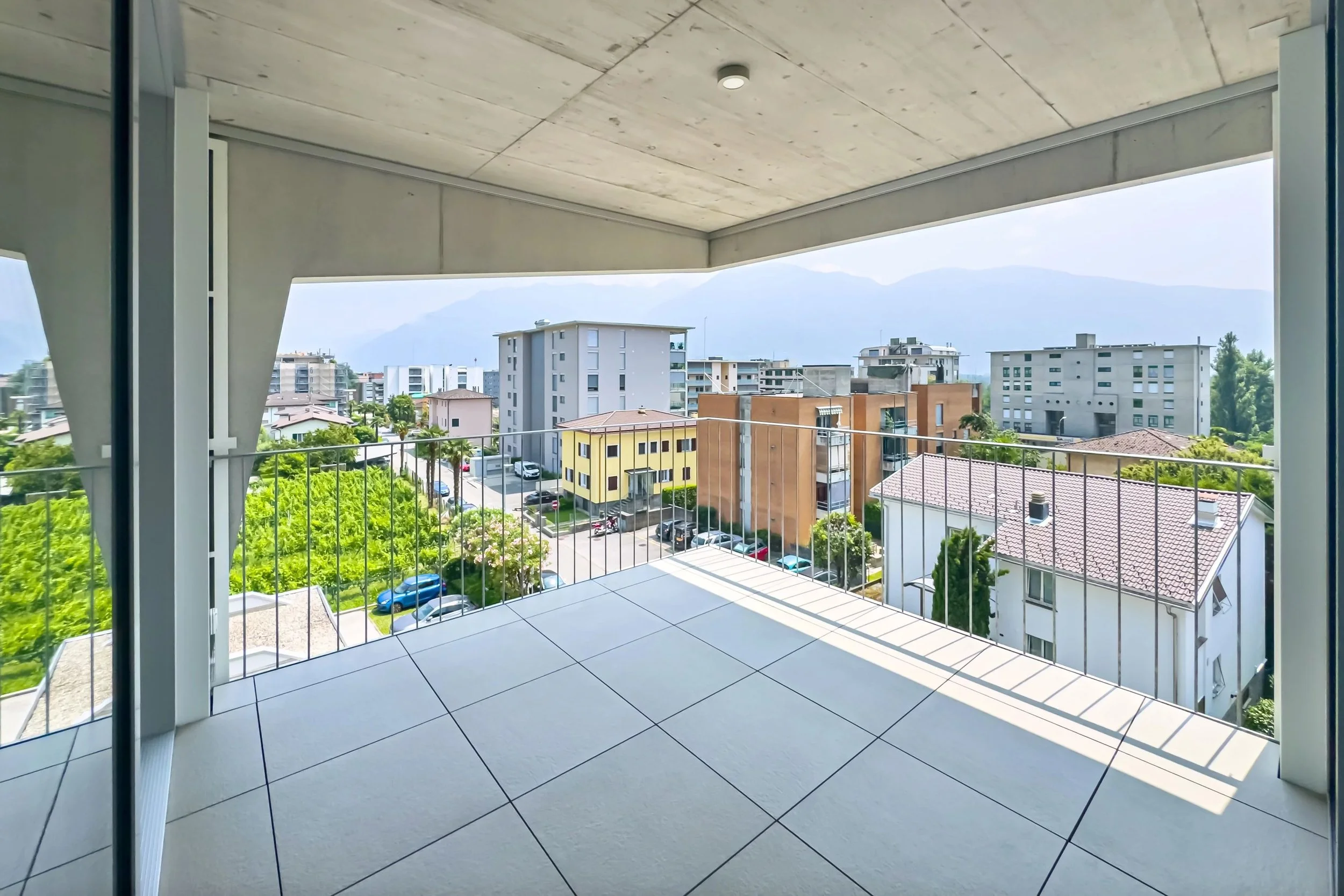 Modern &amp; komfortabel – das ideale Pied-à-terre im Tessin - Helle Wohnung mit Terrasse im Zentrum von Locarno-Solduno, ideal auch als Zweitwohnsitz