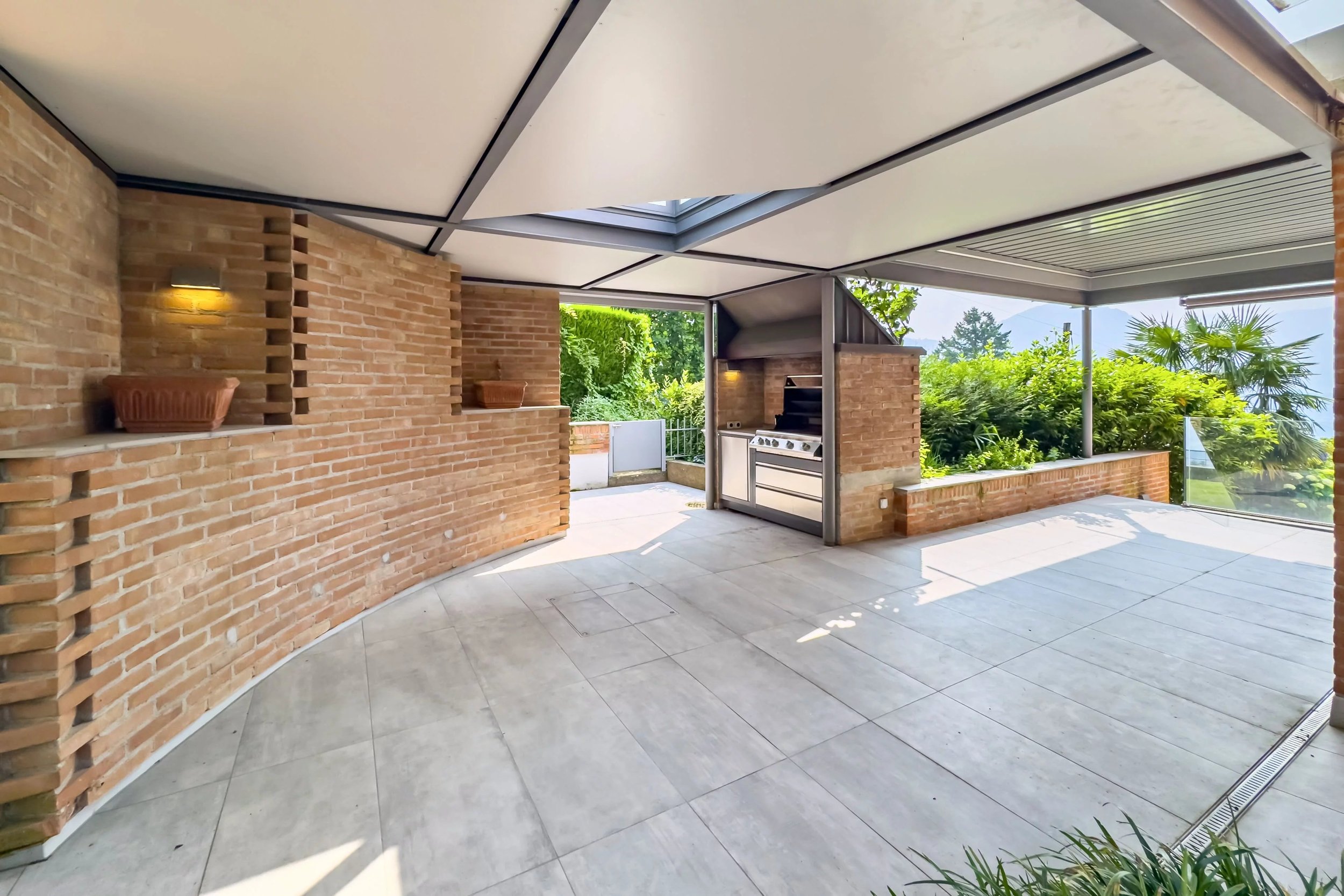 Il fascino architettonico incontra lo stile di vita mediterraneo - Villetta a schiera di design con vista lago, giardino soleggiato e salotto all'aperto a Porza