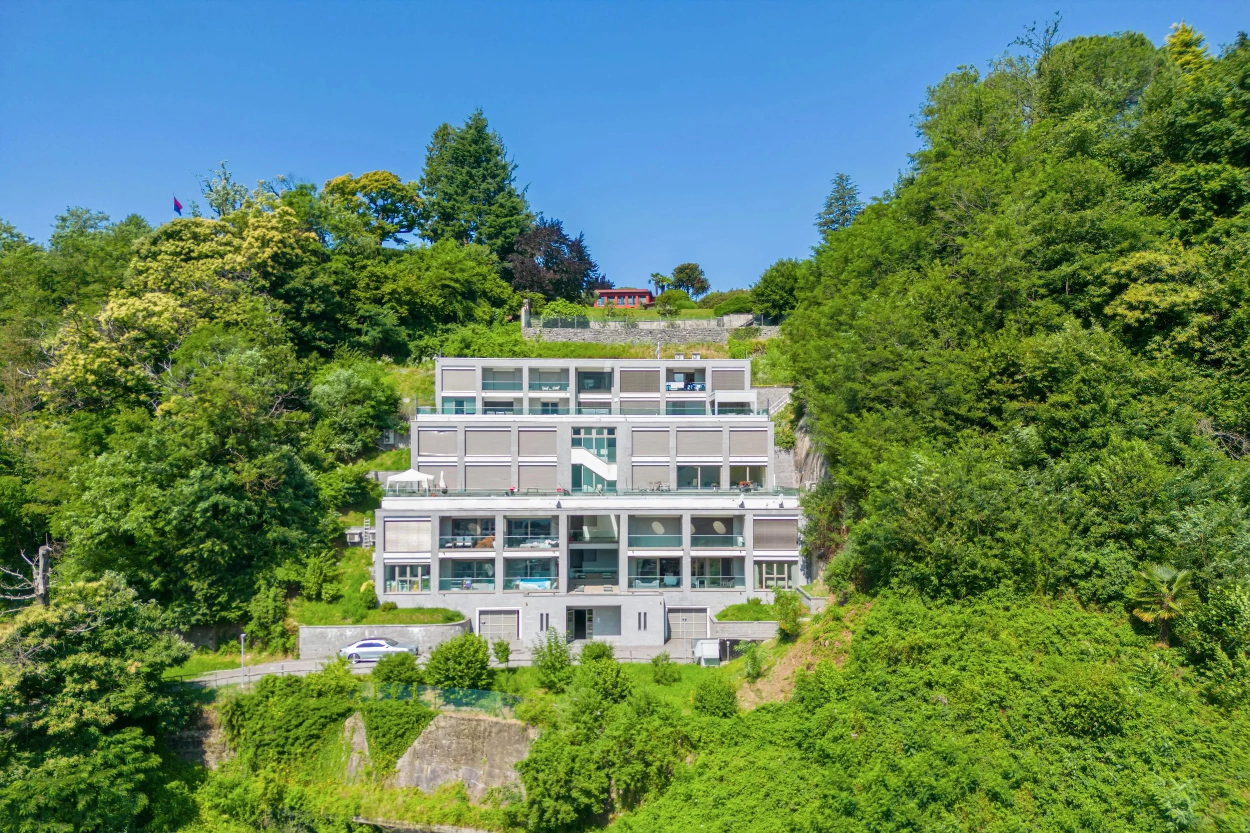 Tranquillità. Vista. Esclusività. Moderno appartamento con meravigliosa vista sul lago e ampio balcone, perfetto anche come seconda residenza
