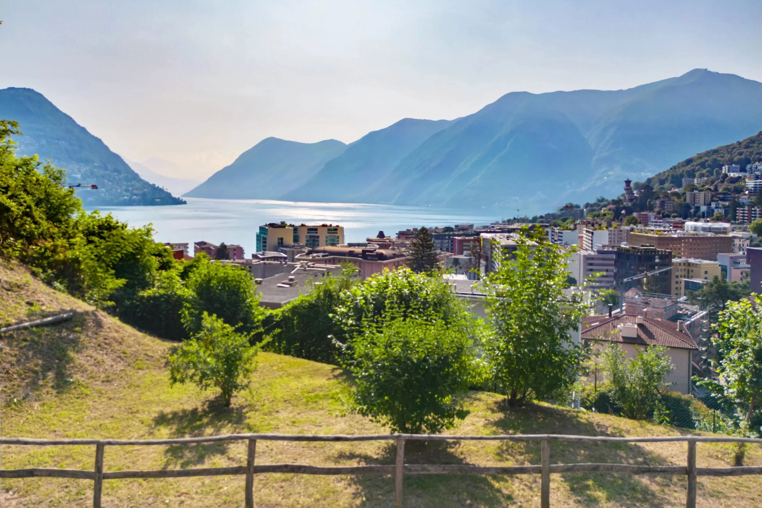 Тишина. Вид. Эксклюзивность. Современная квартира с захватывающим видом на озеро &amp; просторным балконом — также идеально подходит в качестве второго жилья