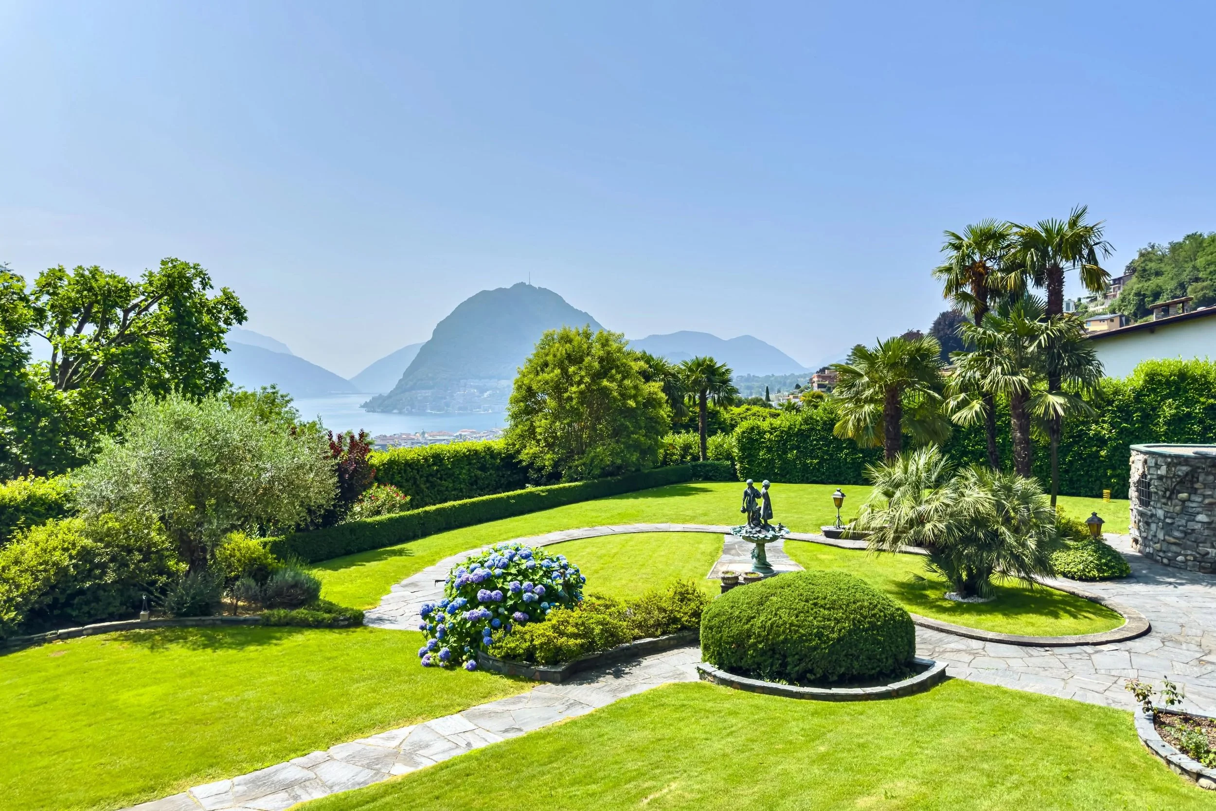 Уединённое пространство между светом, простором &amp; водой — эксклюзивная резиденция с жилой площадью 740 м² &amp; панорамными видами в Лугано