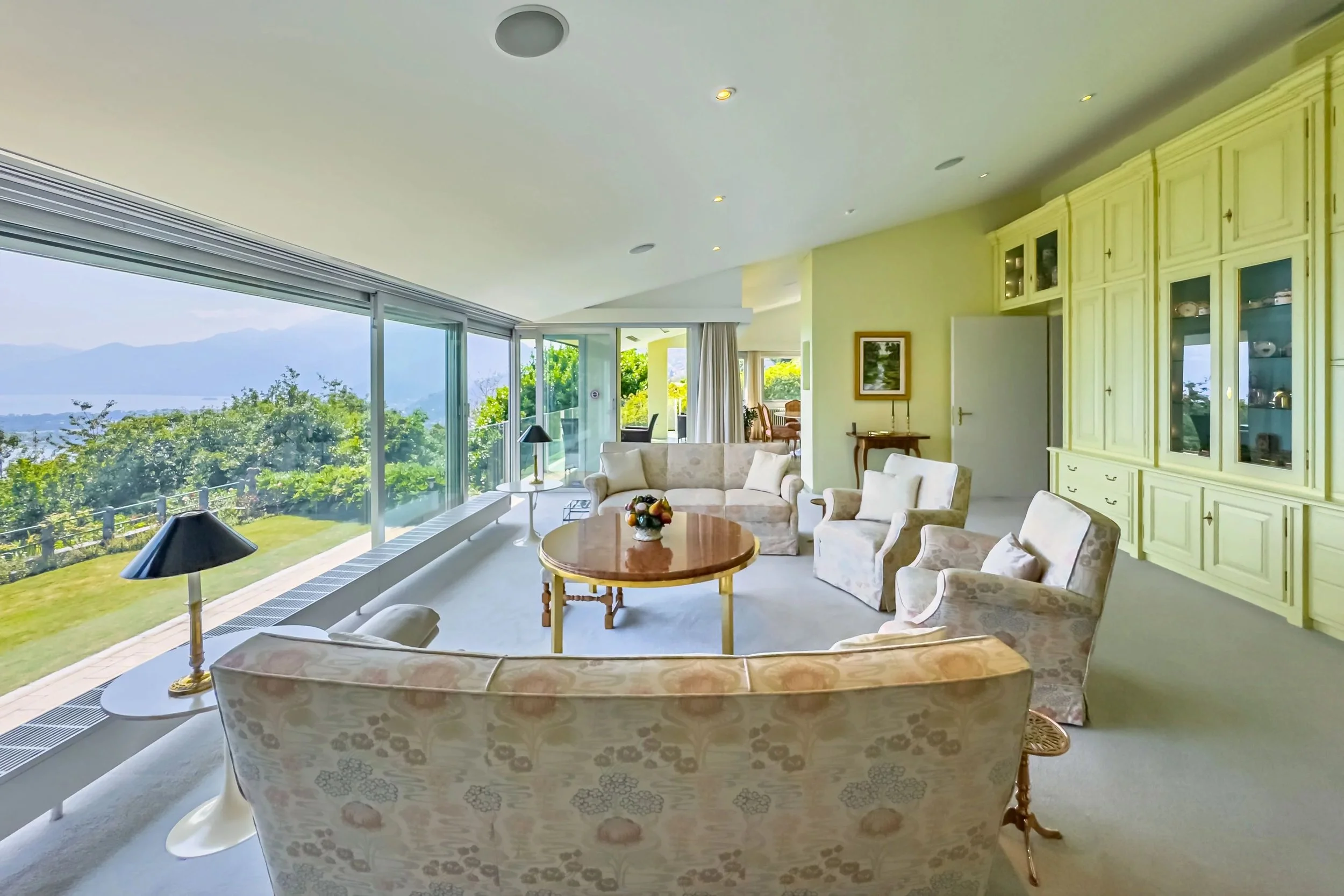 Vivere sopra il Lago Maggiore - Elegante villa con vista lago, ampio giardino e piscina in posizione panoramica e tranquilla a Minusio