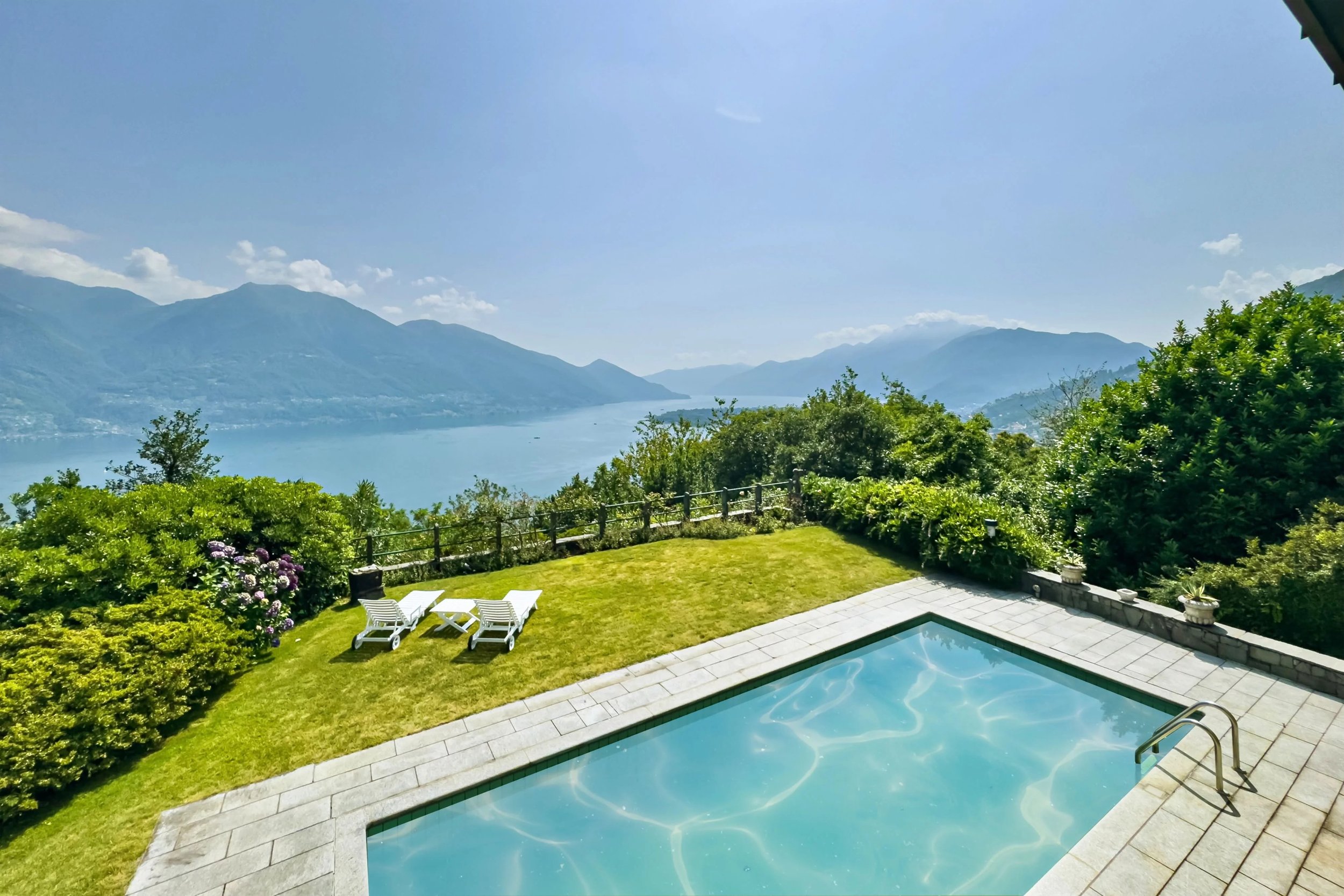 Living above Lake Maggiore - Elegant villa with lake view, spacious garden, &amp; pool in a panoramic &amp; peaceful location in Minusio