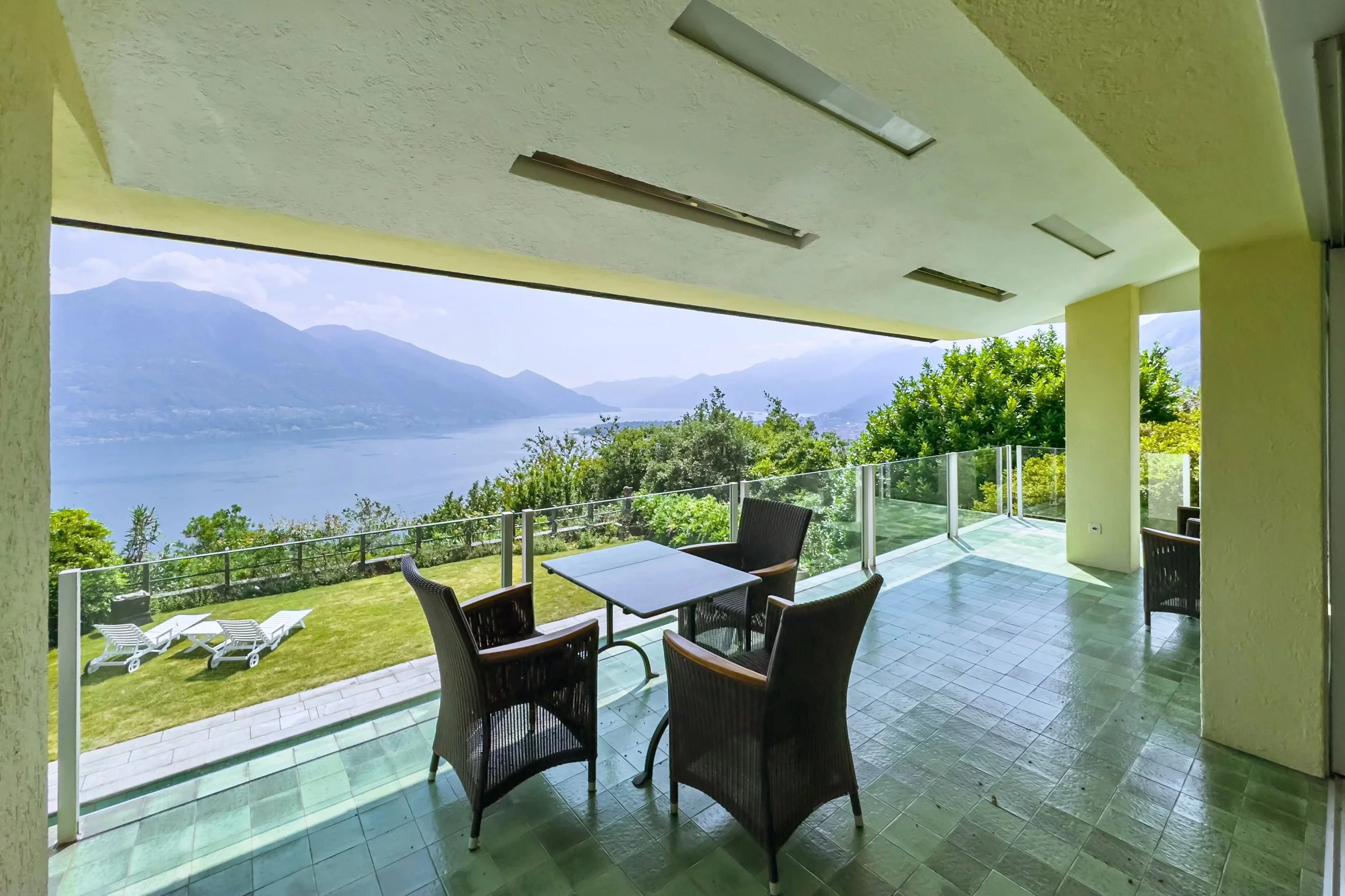Жизнь над Озером Маджоре — элегантная вилла с видом на озеро, просторным садом &amp; бассейном в панорамном &amp; тихом районе Минузио