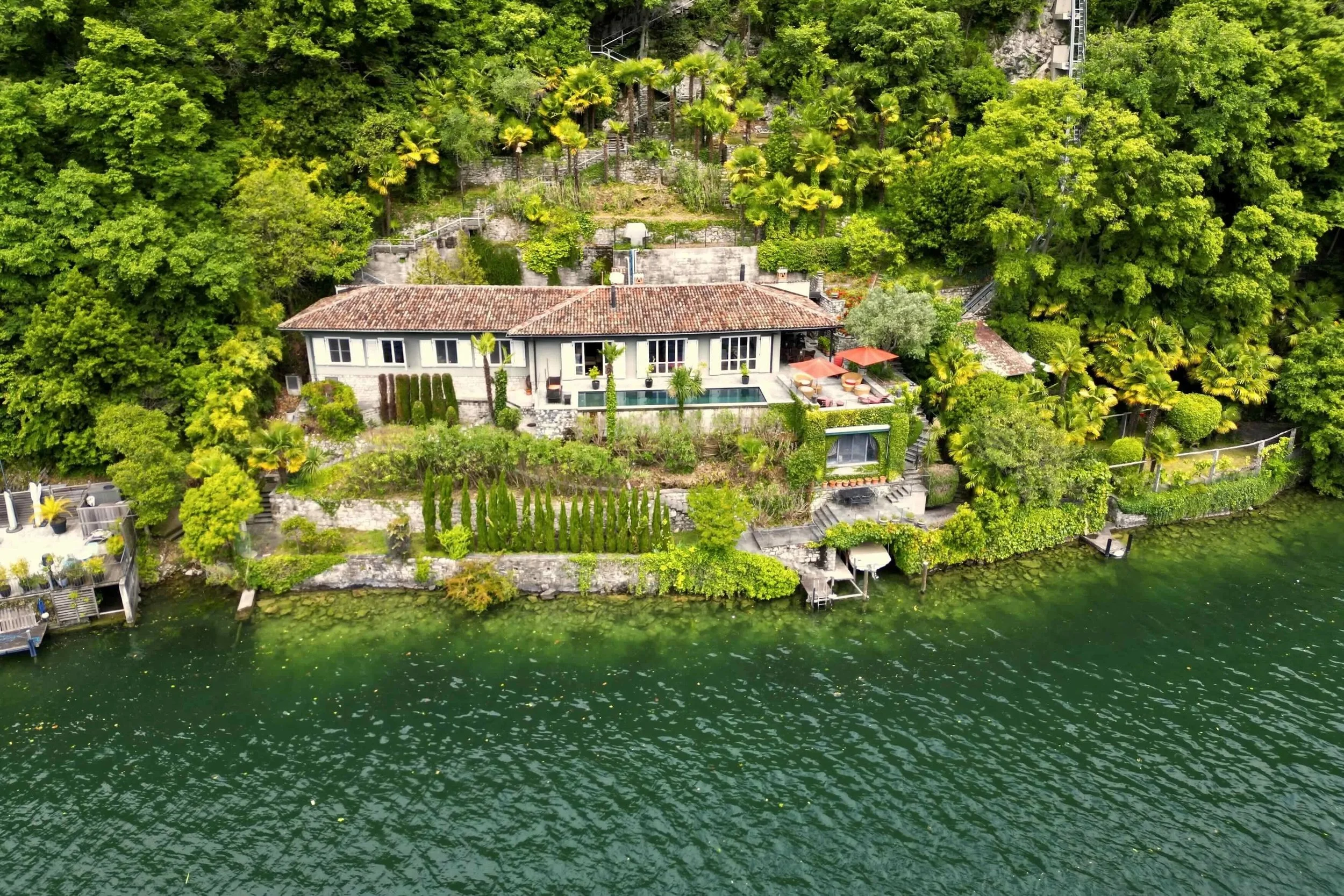 Zeitlose Eleganz am Wasser mit privatem Bootshaus - Exklusive Villa in Gandria direkt am Luganersee, mit Gästehaus, Pool &amp; absoluter Privatsphäre