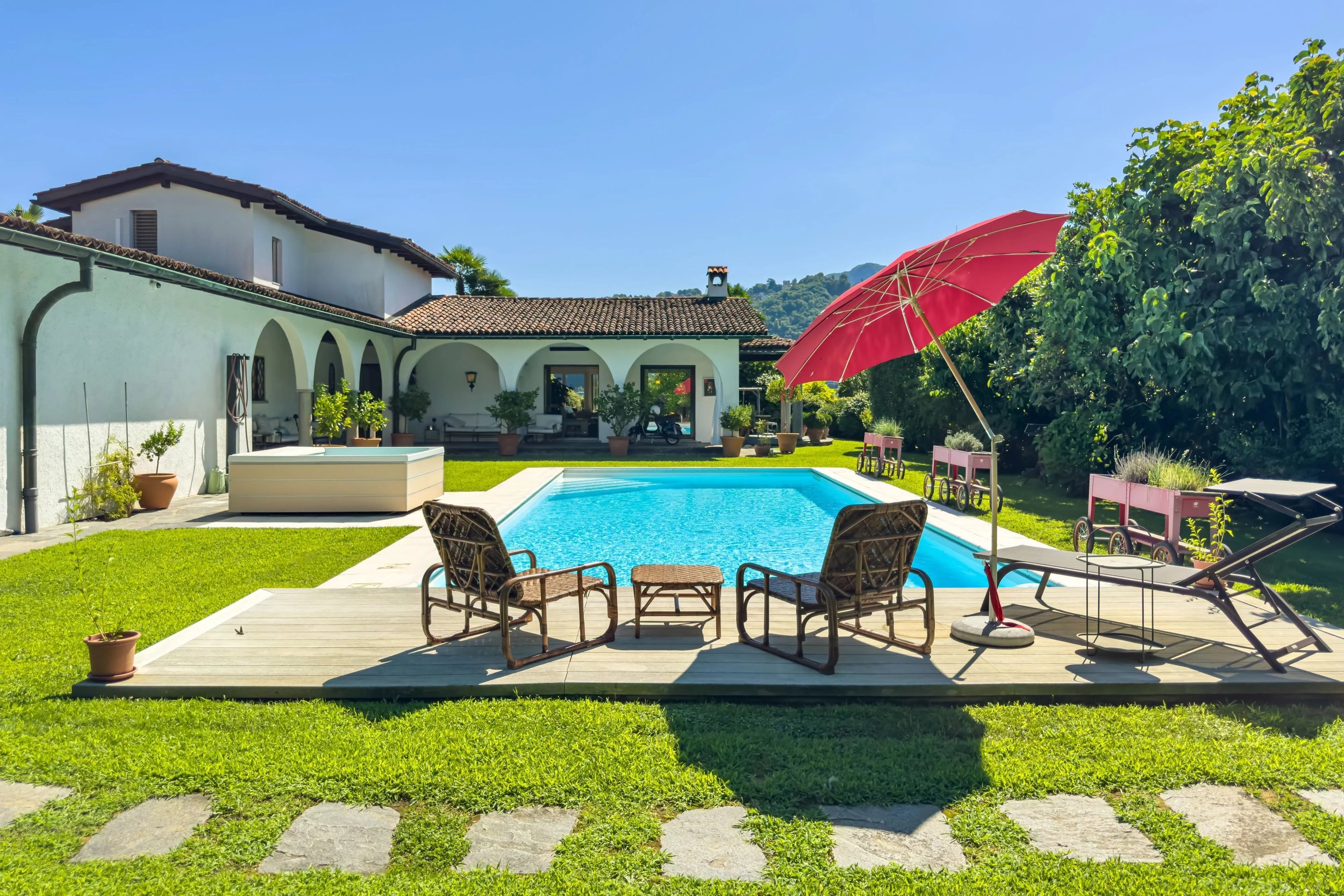 Средиземноморский стиль жизни — спокойствие, элегантность &amp; комфорт на озере Лугано Эксклюзивная вилла с бассейном в идиллическом месте у озера в Мальязо